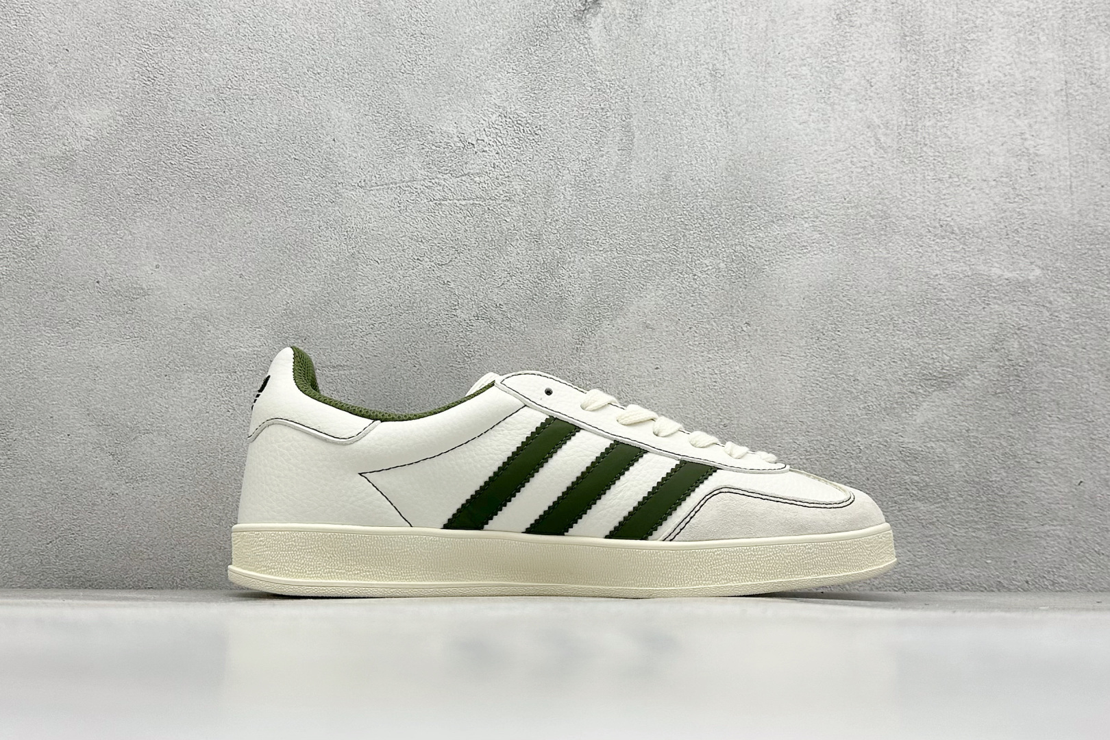 图片[2]-adidas originals Samba OG x Supreme 灰白绿 桑巴舞系列复古经典轻便板鞋 此款以简约大方的造型设计 给人以随性休闲的时尚格调 穿着舒适轻便，运动灵活自如 满足日常个性穿搭 货号：XD6188 103 尺码：36 36.5 37 38 38.5 39 40 40.5 41 42 42.5 43 44 44.5 45-选品中心