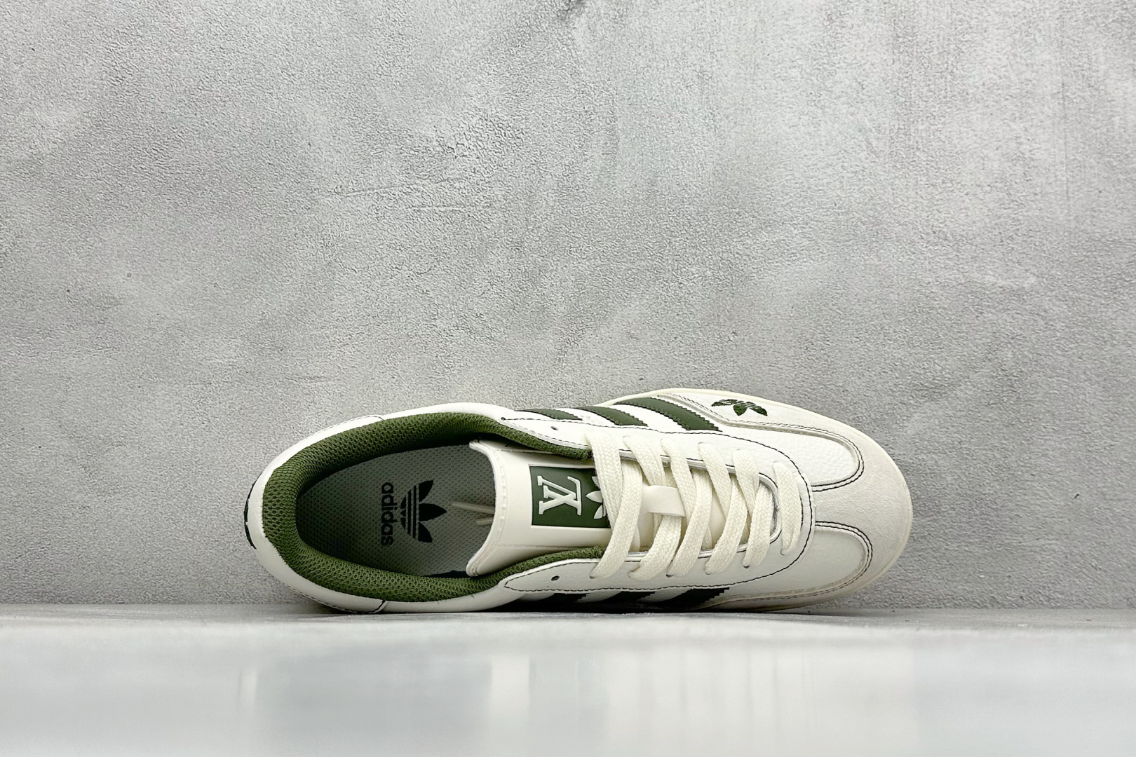 图片[3]-adidas originals Samba OG x Supreme 灰白绿 桑巴舞系列复古经典轻便板鞋 此款以简约大方的造型设计 给人以随性休闲的时尚格调 穿着舒适轻便，运动灵活自如 满足日常个性穿搭 货号：XD6188 103 尺码：36 36.5 37 38 38.5 39 40 40.5 41 42 42.5 43 44 44.5 45-选品中心