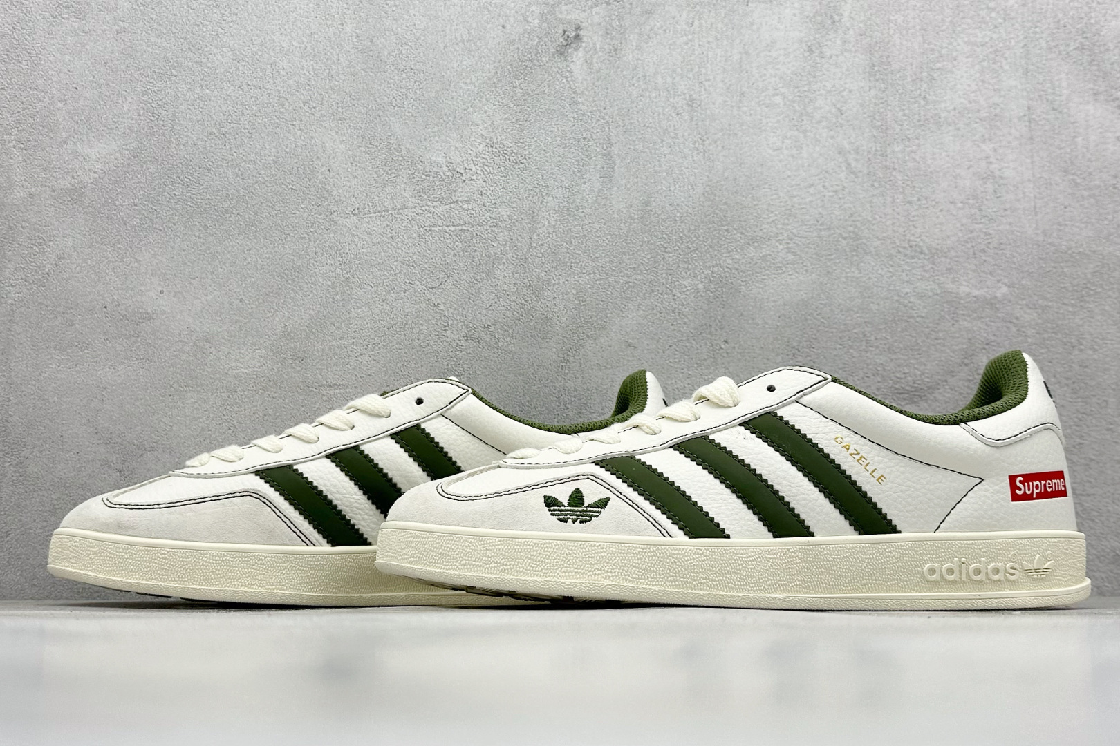 图片[5]-adidas originals Samba OG x Supreme 灰白绿 桑巴舞系列复古经典轻便板鞋 此款以简约大方的造型设计 给人以随性休闲的时尚格调 穿着舒适轻便，运动灵活自如 满足日常个性穿搭 货号：XD6188 103 尺码：36 36.5 37 38 38.5 39 40 40.5 41 42 42.5 43 44 44.5 45-选品中心