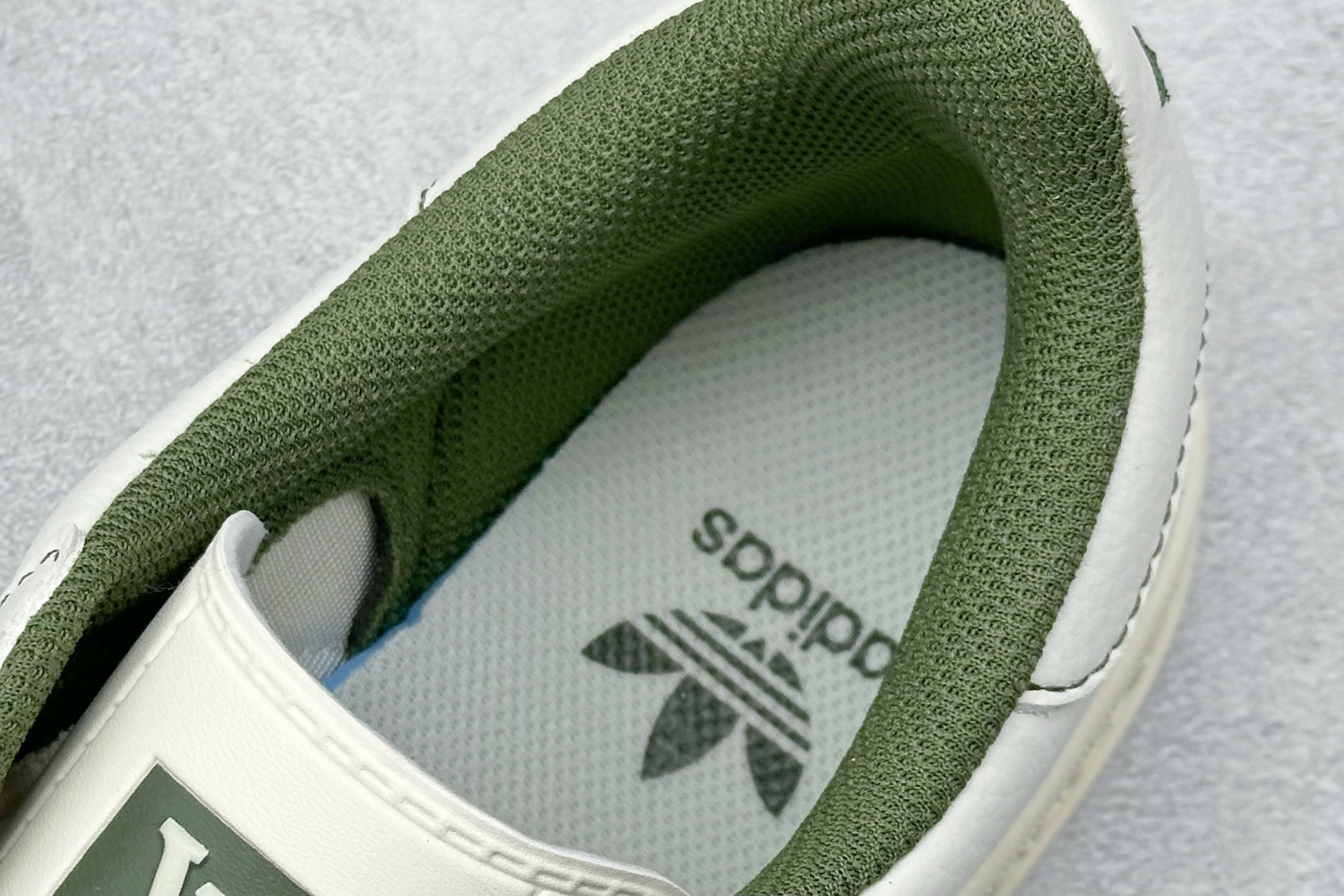 图片[8]-adidas originals Samba OG x Supreme 灰白绿 桑巴舞系列复古经典轻便板鞋 此款以简约大方的造型设计 给人以随性休闲的时尚格调 穿着舒适轻便，运动灵活自如 满足日常个性穿搭 货号：XD6188 103 尺码：36 36.5 37 38 38.5 39 40 40.5 41 42 42.5 43 44 44.5 45-选品中心