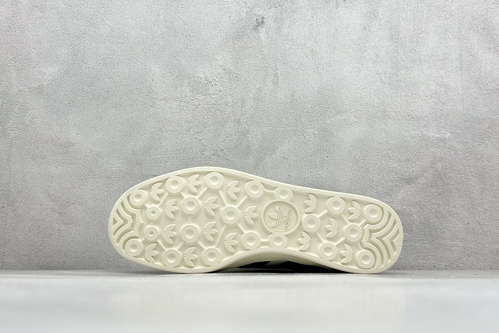 图片[4]-adidas originals Samba OG x Supreme 灰白绿 桑巴舞系列复古经典轻便板鞋 此款以简约大方的造型设计 给人以随性休闲的时尚格调 穿着舒适轻便，运动灵活自如 满足日常个性穿搭 货号：XD6188 103 尺码：36 36.5 37 38 38.5 39 40 40.5 41 42 42.5 43 44 44.5 45-选品中心