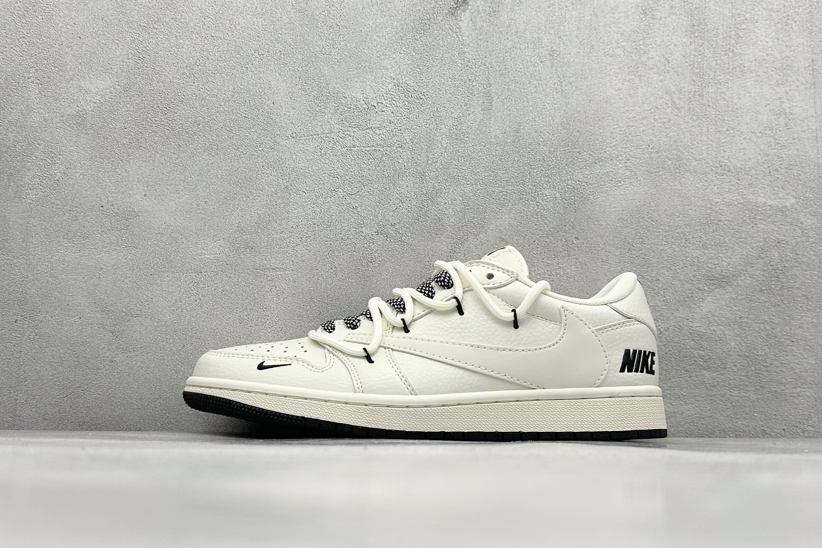 Travis Scott x Nike Air Jordan 1 Low 白黑 Air Jordan 1 Low 反转白黑小钩绑带满天星倒钩 纯原版本 全鞋采用原装头层皮，用料扎实 精雕细琢 鞋型极致还原 飞翼3D打印改良 深度立体 四线中底拉帮皮料选材 钢印 背胶一应俱全 全新批次 原装原模大底全鞋原厂定制皮料，手感细腻正确折边工艺 完美细节诠释 货号：SJ0086 135 尺码：36 36.5 37.5 38 38.5 39 40 40.5 41 42 42.5 43 44 44.5 45-选品中心