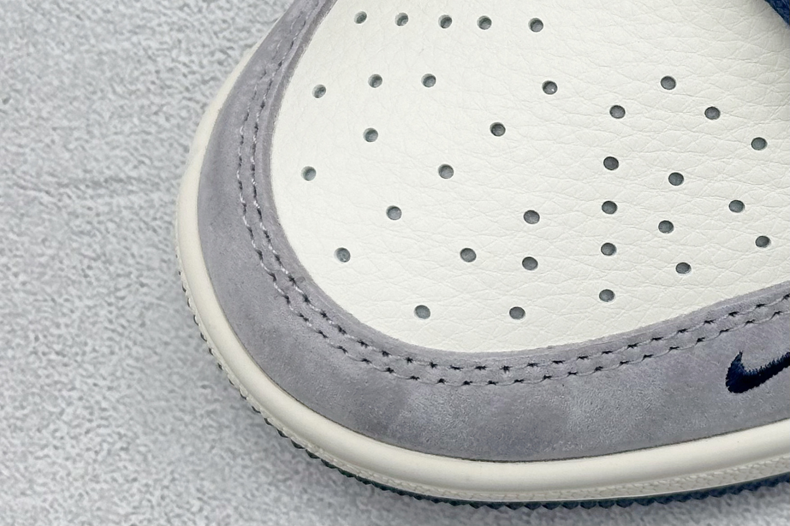 图片[7]-Travis Scott x Nike Air Jordan 1 Low x Stussy Air Jordan 1 Low 反转米灰蓝小钩绑带倒钩 纯原版本 全鞋采用原装头层皮，用料扎实 精雕细琢 鞋型极致还原 飞翼3D打印改良 深度立体 四线中底拉帮皮料选材 钢印 背胶一应俱全 全新批次 原装原模大底全鞋原厂定制皮料，手感细腻正确折边工艺 完美细节诠释 货号：SJ0086 140 尺码：36 36.5 37.5 38 38.5 39 40 40.5 41 42 42.5 43 44 44.5 45-选品中心