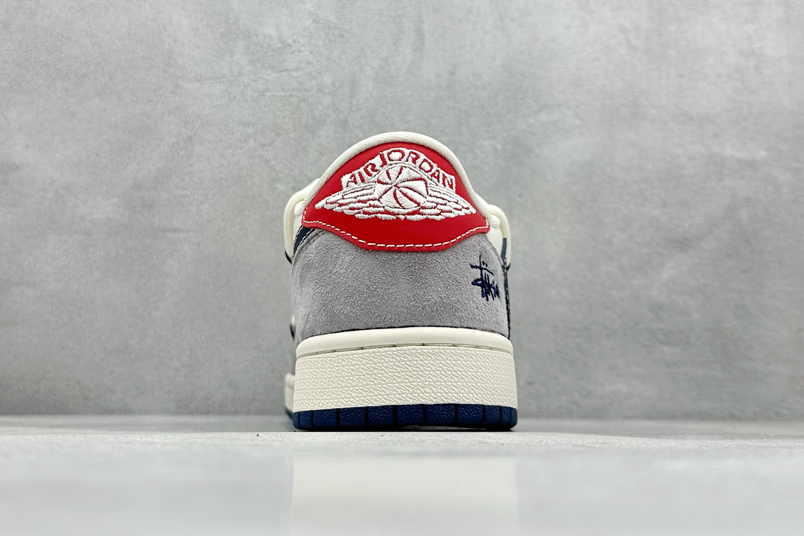 图片[6]-Travis Scott x Nike Air Jordan 1 Low x Stussy Air Jordan 1 Low 反转米灰蓝小钩绑带倒钩 纯原版本 全鞋采用原装头层皮，用料扎实 精雕细琢 鞋型极致还原 飞翼3D打印改良 深度立体 四线中底拉帮皮料选材 钢印 背胶一应俱全 全新批次 原装原模大底全鞋原厂定制皮料，手感细腻正确折边工艺 完美细节诠释 货号：SJ0086 140 尺码：36 36.5 37.5 38 38.5 39 40 40.5 41 42 42.5 43 44 44.5 45-选品中心