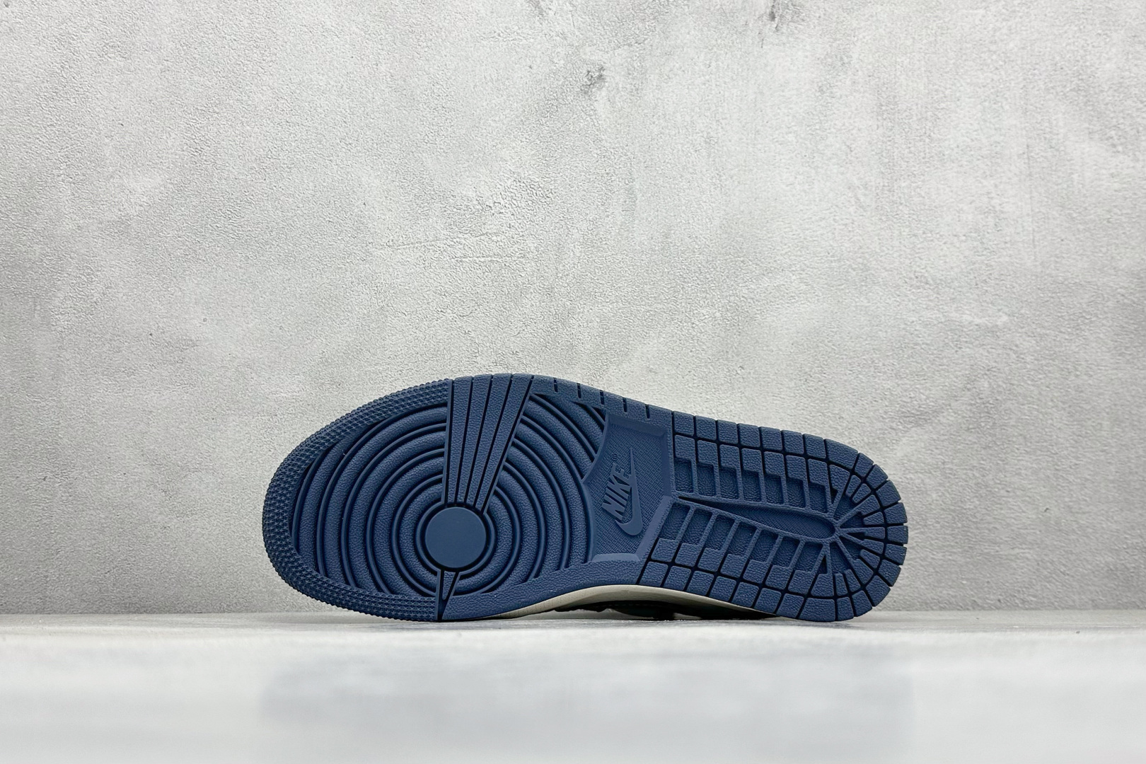 图片[4]-Travis Scott x Nike Air Jordan 1 Low x Stussy Air Jordan 1 Low 反转米灰蓝小钩绑带倒钩 纯原版本 全鞋采用原装头层皮，用料扎实 精雕细琢 鞋型极致还原 飞翼3D打印改良 深度立体 四线中底拉帮皮料选材 钢印 背胶一应俱全 全新批次 原装原模大底全鞋原厂定制皮料，手感细腻正确折边工艺 完美细节诠释 货号：SJ0086 140 尺码：36 36.5 37.5 38 38.5 39 40 40.5 41 42 42.5 43 44 44.5 45-选品中心