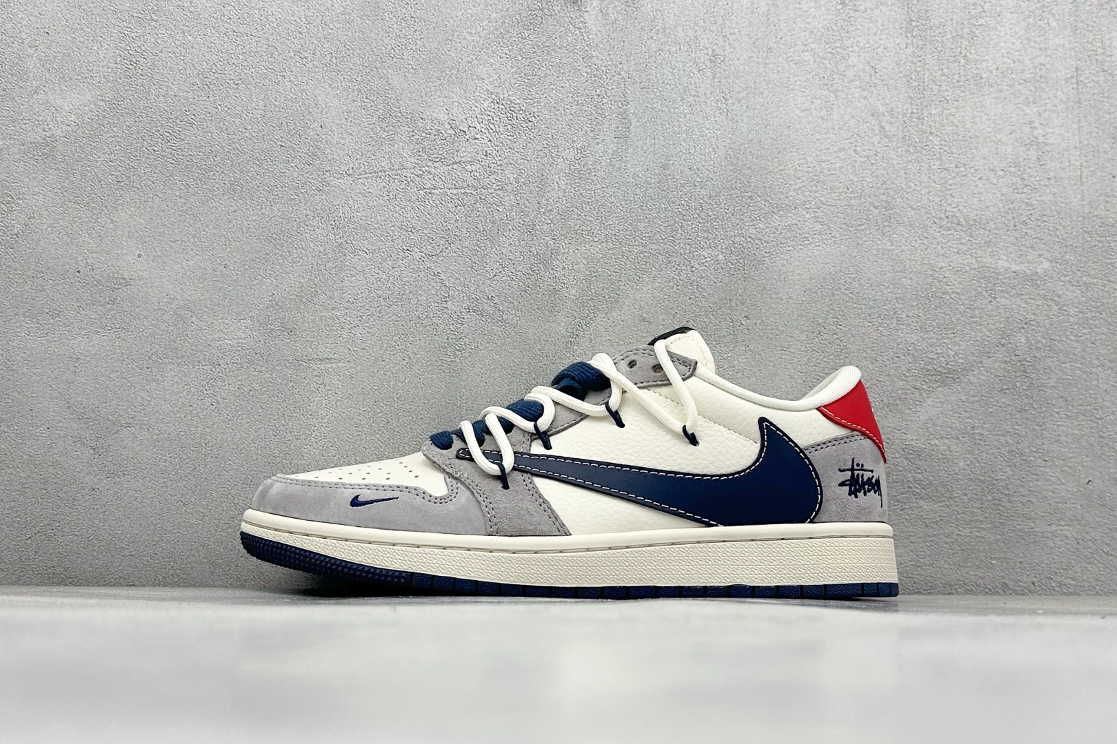 Travis Scott x Nike Air Jordan 1 Low x Stussy Air Jordan 1 Low 反转米灰蓝小钩绑带倒钩 纯原版本 全鞋采用原装头层皮，用料扎实 精雕细琢 鞋型极致还原 飞翼3D打印改良 深度立体 四线中底拉帮皮料选材 钢印 背胶一应俱全 全新批次 原装原模大底全鞋原厂定制皮料，手感细腻正确折边工艺 完美细节诠释 货号：SJ0086 140 尺码：36 36.5 37.5 38 38.5 39 40 40.5 41 42 42.5 43 44 44.5 45-选品中心