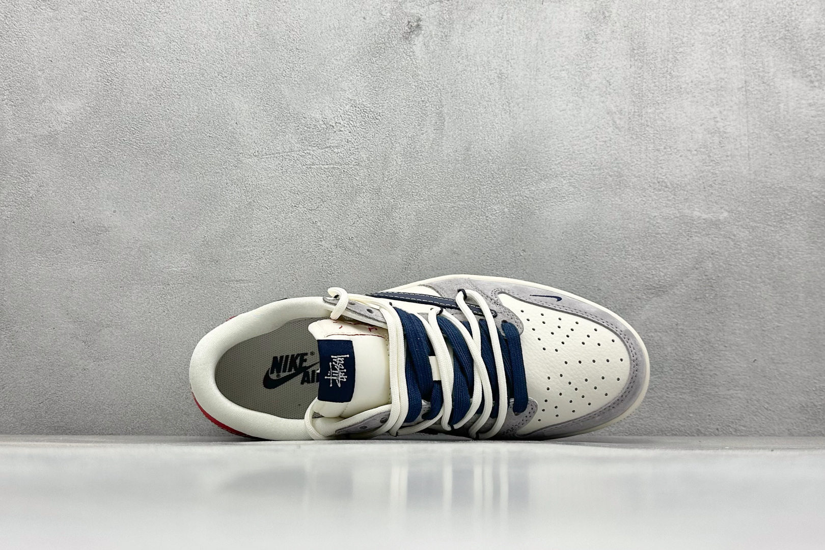 图片[3]-Travis Scott x Nike Air Jordan 1 Low x Stussy Air Jordan 1 Low 反转米灰蓝小钩绑带倒钩 纯原版本 全鞋采用原装头层皮，用料扎实 精雕细琢 鞋型极致还原 飞翼3D打印改良 深度立体 四线中底拉帮皮料选材 钢印 背胶一应俱全 全新批次 原装原模大底全鞋原厂定制皮料，手感细腻正确折边工艺 完美细节诠释 货号：SJ0086 140 尺码：36 36.5 37.5 38 38.5 39 40 40.5 41 42 42.5 43 44 44.5 45-选品中心