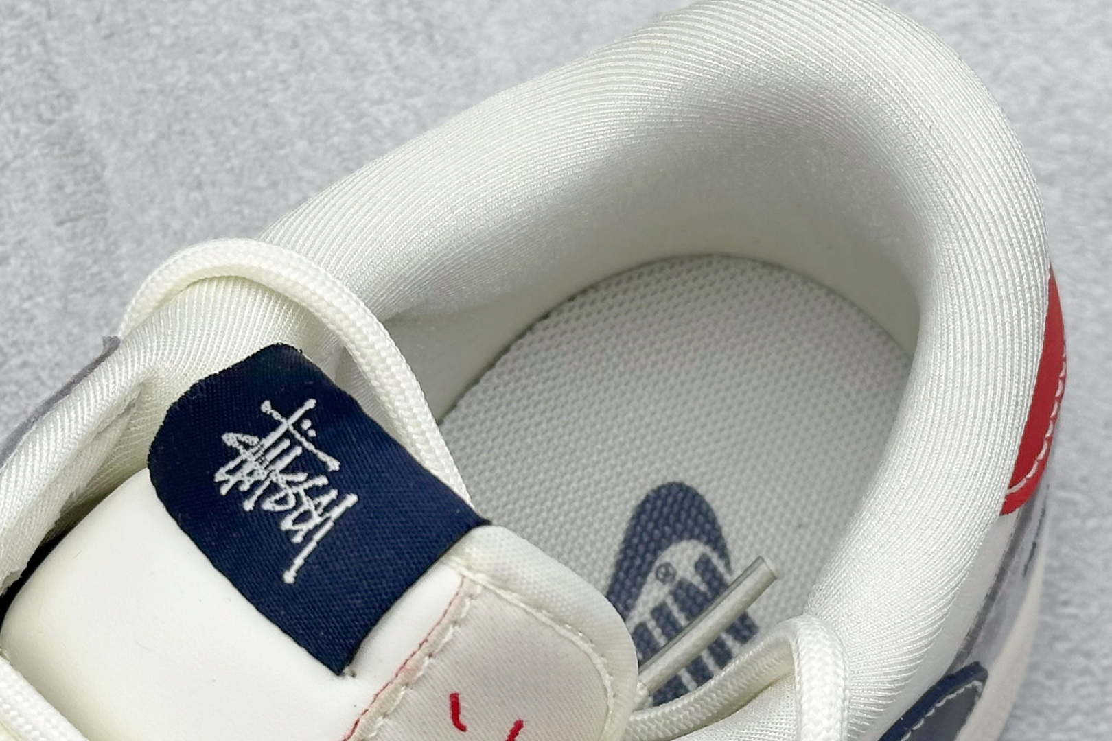 图片[8]-Travis Scott x Nike Air Jordan 1 Low x Stussy Air Jordan 1 Low 反转米灰蓝小钩绑带倒钩 纯原版本 全鞋采用原装头层皮，用料扎实 精雕细琢 鞋型极致还原 飞翼3D打印改良 深度立体 四线中底拉帮皮料选材 钢印 背胶一应俱全 全新批次 原装原模大底全鞋原厂定制皮料，手感细腻正确折边工艺 完美细节诠释 货号：SJ0086 140 尺码：36 36.5 37.5 38 38.5 39 40 40.5 41 42 42.5 43 44 44.5 45-选品中心