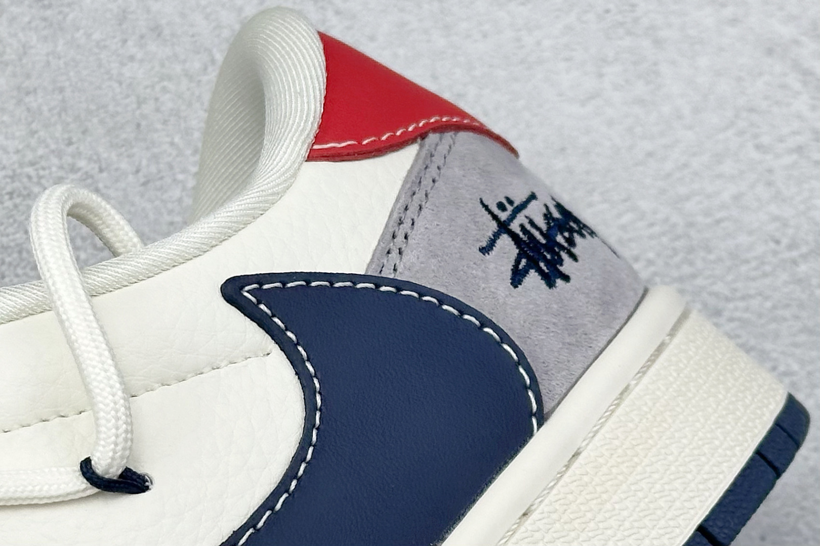 图片[9]-Travis Scott x Nike Air Jordan 1 Low x Stussy Air Jordan 1 Low 反转米灰蓝小钩绑带倒钩 纯原版本 全鞋采用原装头层皮，用料扎实 精雕细琢 鞋型极致还原 飞翼3D打印改良 深度立体 四线中底拉帮皮料选材 钢印 背胶一应俱全 全新批次 原装原模大底全鞋原厂定制皮料，手感细腻正确折边工艺 完美细节诠释 货号：SJ0086 140 尺码：36 36.5 37.5 38 38.5 39 40 40.5 41 42 42.5 43 44 44.5 45-选品中心