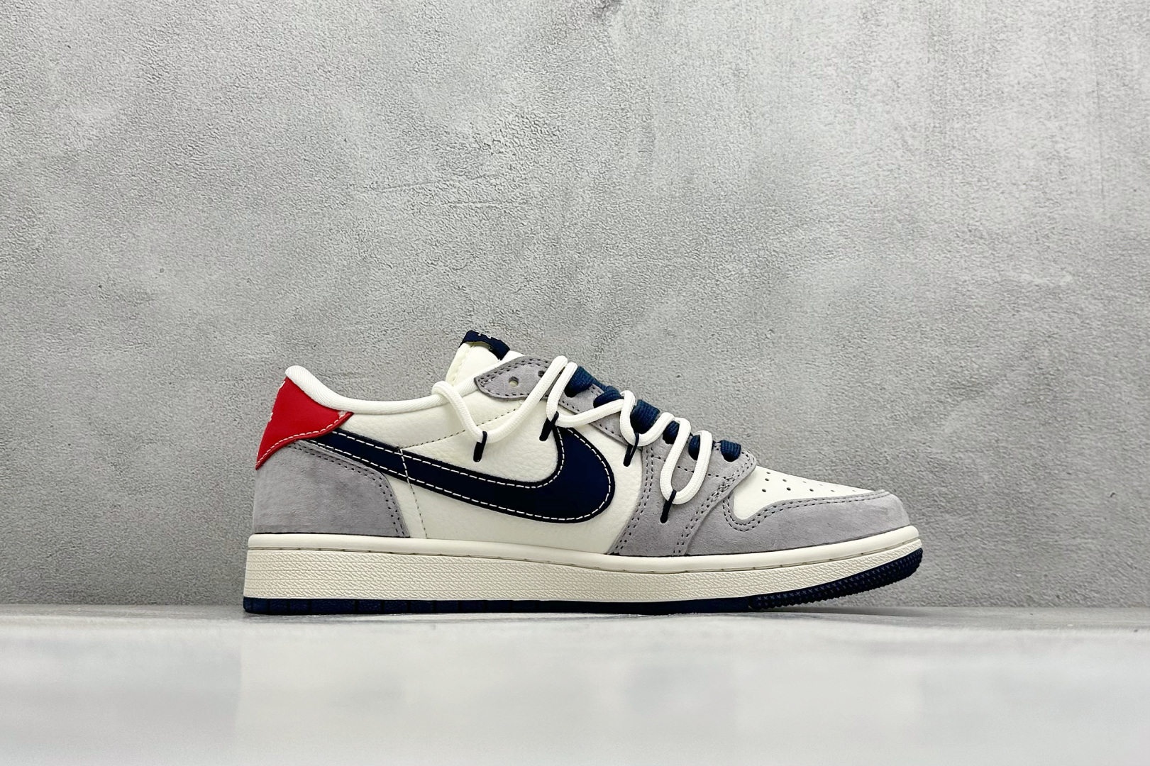 图片[2]-Travis Scott x Nike Air Jordan 1 Low x Stussy Air Jordan 1 Low 反转米灰蓝小钩绑带倒钩 纯原版本 全鞋采用原装头层皮，用料扎实 精雕细琢 鞋型极致还原 飞翼3D打印改良 深度立体 四线中底拉帮皮料选材 钢印 背胶一应俱全 全新批次 原装原模大底全鞋原厂定制皮料，手感细腻正确折边工艺 完美细节诠释 货号：SJ0086 140 尺码：36 36.5 37.5 38 38.5 39 40 40.5 41 42 42.5 43 44 44.5 45-选品中心