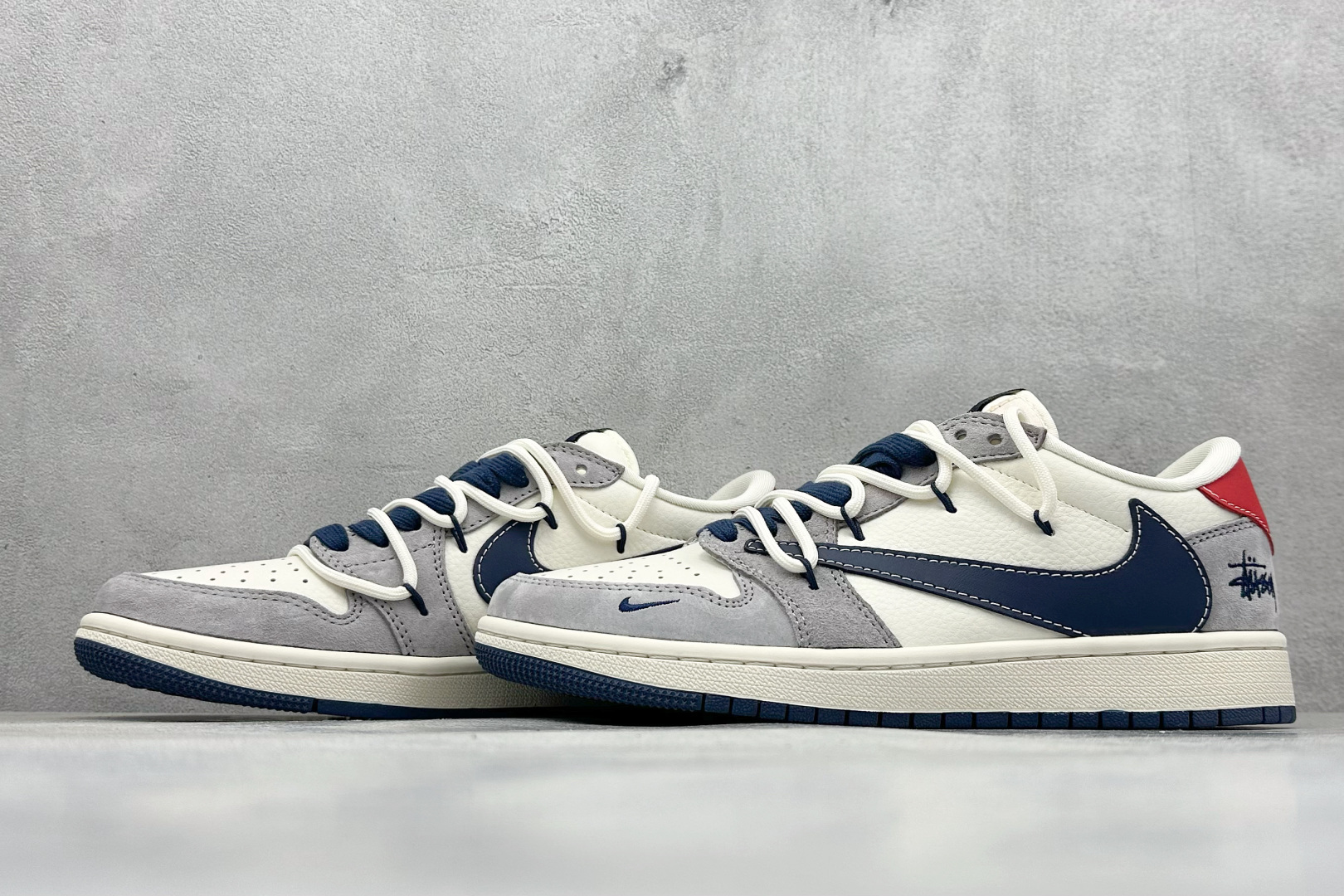 图片[5]-Travis Scott x Nike Air Jordan 1 Low x Stussy Air Jordan 1 Low 反转米灰蓝小钩绑带倒钩 纯原版本 全鞋采用原装头层皮，用料扎实 精雕细琢 鞋型极致还原 飞翼3D打印改良 深度立体 四线中底拉帮皮料选材 钢印 背胶一应俱全 全新批次 原装原模大底全鞋原厂定制皮料，手感细腻正确折边工艺 完美细节诠释 货号：SJ0086 140 尺码：36 36.5 37.5 38 38.5 39 40 40.5 41 42 42.5 43 44 44.5 45-选品中心