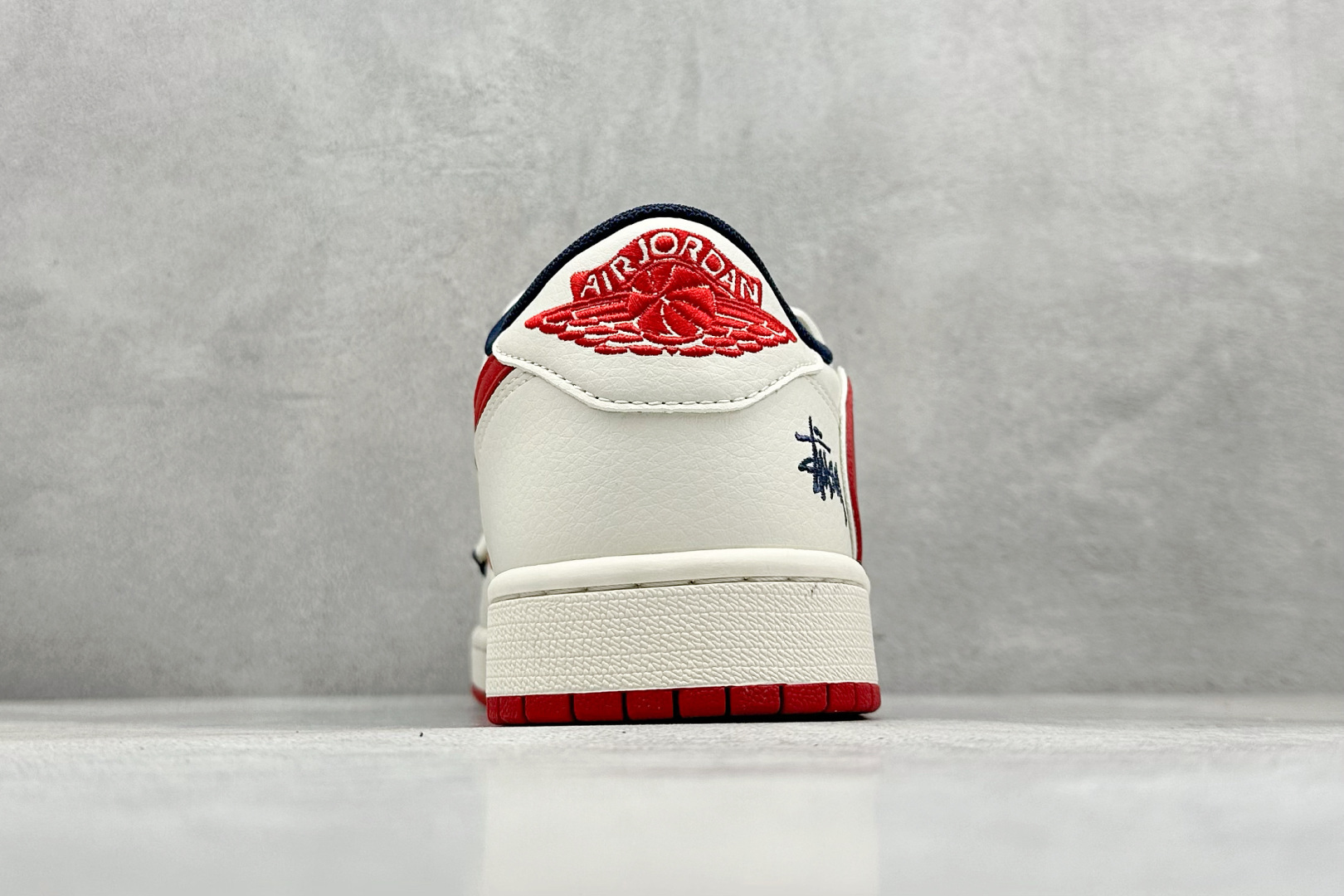 图片[6]-Travis Scott x Nike Air Jordan 1 Low x Stussy Air Jordan 1 Low 反转米蓝红小钩绑带倒钩 纯原版本 全鞋采用原装头层皮，用料扎实 精雕细琢 鞋型极致还原 飞翼3D打印改良 深度立体 四线中底拉帮皮料选材 钢印 背胶一应俱全 全新批次 原装原模大底全鞋原厂定制皮料，手感细腻正确折边工艺 完美细节诠释 货号：SJ0086 138 尺码：36 36.5 37.5 38 38.5 39 40 40.5 41 42 42.5 43 44 44.5 45-选品中心