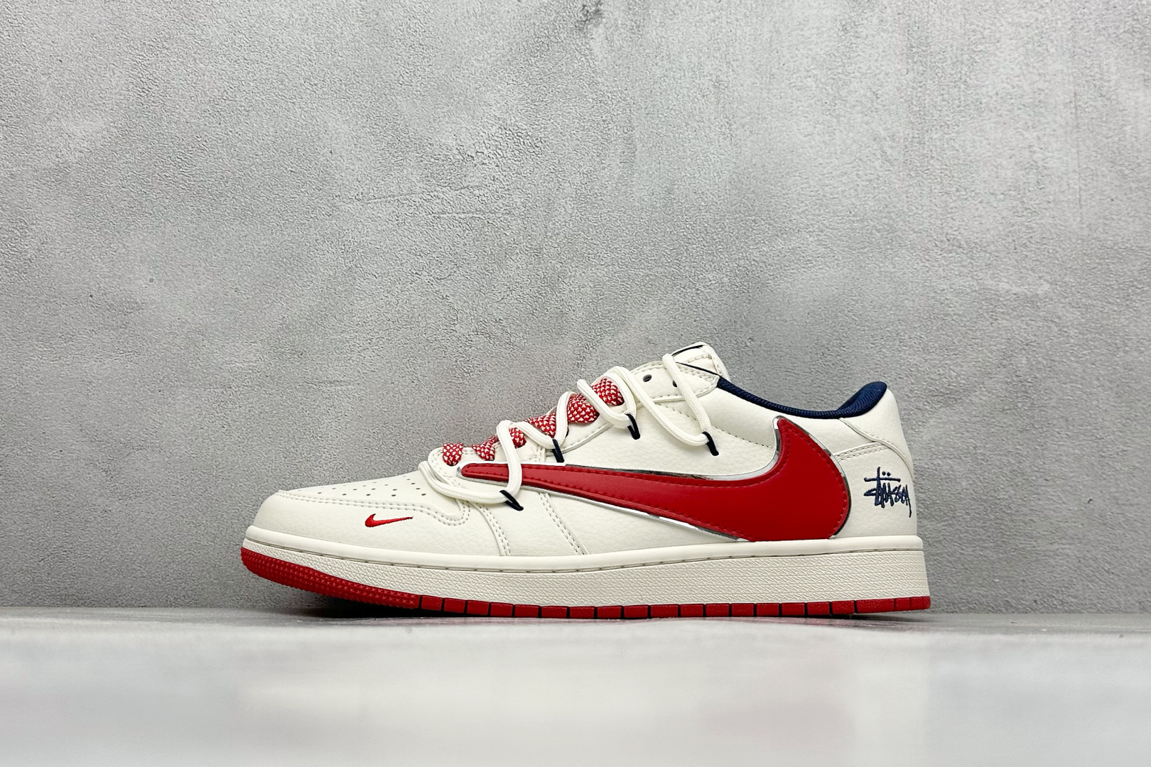 Travis Scott x Nike Air Jordan 1 Low x Stussy Air Jordan 1 Low 反转米蓝红小钩绑带倒钩 纯原版本 全鞋采用原装头层皮，用料扎实 精雕细琢 鞋型极致还原 飞翼3D打印改良 深度立体 四线中底拉帮皮料选材 钢印 背胶一应俱全 全新批次 原装原模大底全鞋原厂定制皮料，手感细腻正确折边工艺 完美细节诠释 货号：SJ0086 138 尺码：36 36.5 37.5 38 38.5 39 40 40.5 41 42 42.5 43 44 44.5 45-选品中心