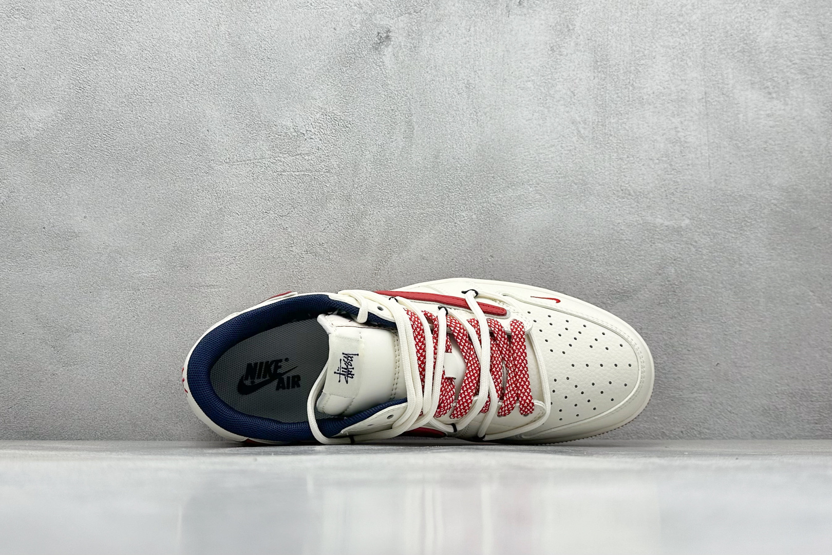 图片[3]-Travis Scott x Nike Air Jordan 1 Low x Stussy Air Jordan 1 Low 反转米蓝红小钩绑带倒钩 纯原版本 全鞋采用原装头层皮，用料扎实 精雕细琢 鞋型极致还原 飞翼3D打印改良 深度立体 四线中底拉帮皮料选材 钢印 背胶一应俱全 全新批次 原装原模大底全鞋原厂定制皮料，手感细腻正确折边工艺 完美细节诠释 货号：SJ0086 138 尺码：36 36.5 37.5 38 38.5 39 40 40.5 41 42 42.5 43 44 44.5 45-选品中心