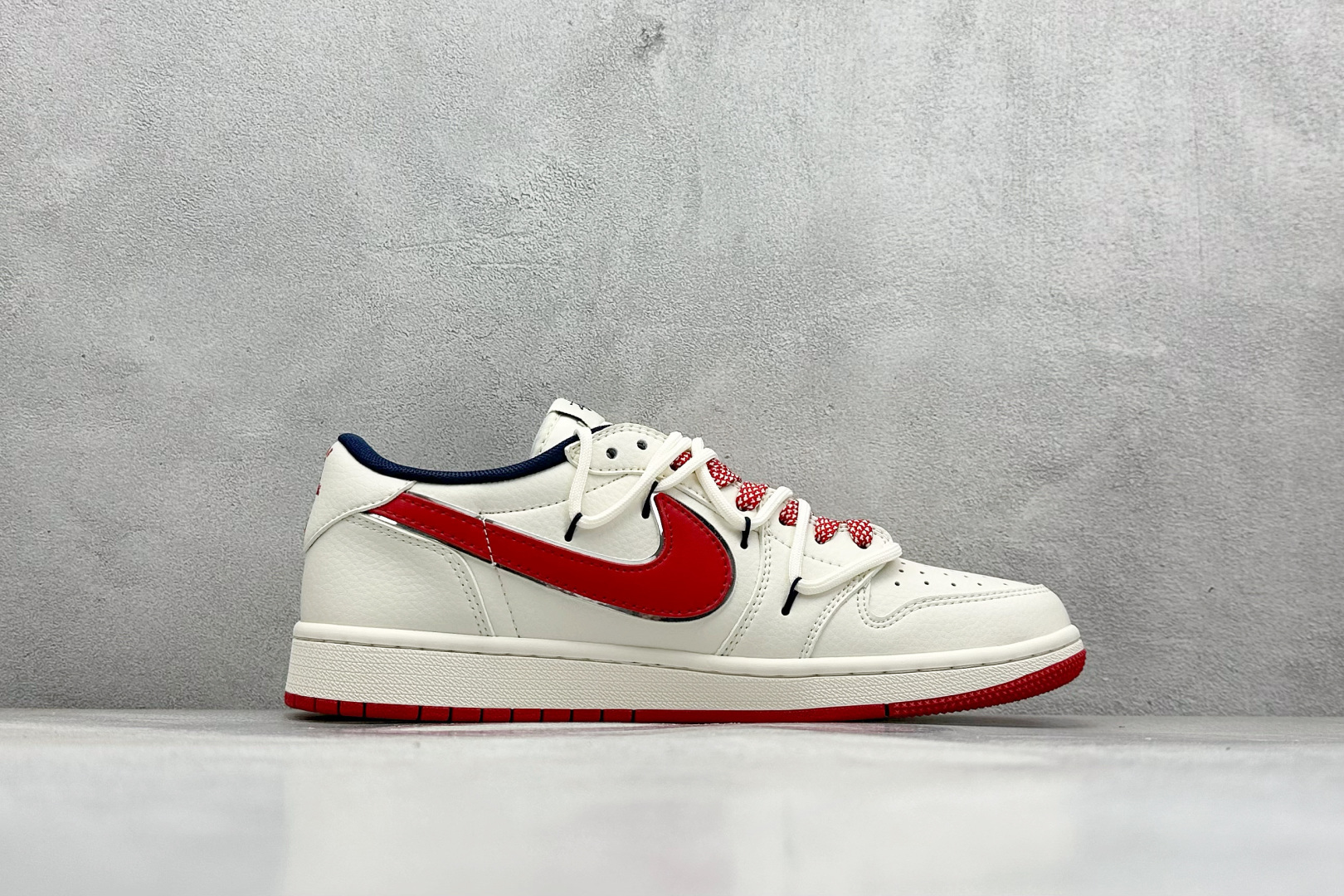 图片[2]-Travis Scott x Nike Air Jordan 1 Low x Stussy Air Jordan 1 Low 反转米蓝红小钩绑带倒钩 纯原版本 全鞋采用原装头层皮，用料扎实 精雕细琢 鞋型极致还原 飞翼3D打印改良 深度立体 四线中底拉帮皮料选材 钢印 背胶一应俱全 全新批次 原装原模大底全鞋原厂定制皮料，手感细腻正确折边工艺 完美细节诠释 货号：SJ0086 138 尺码：36 36.5 37.5 38 38.5 39 40 40.5 41 42 42.5 43 44 44.5 45-选品中心