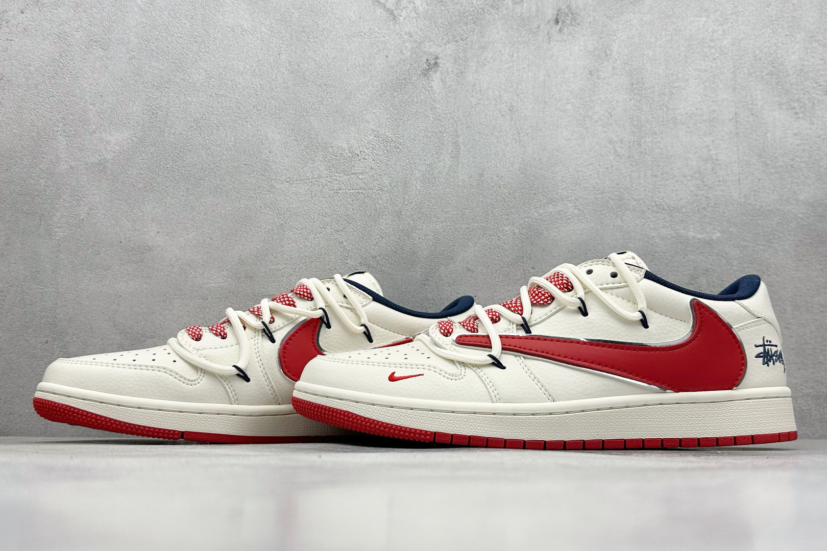 图片[5]-Travis Scott x Nike Air Jordan 1 Low x Stussy Air Jordan 1 Low 反转米蓝红小钩绑带倒钩 纯原版本 全鞋采用原装头层皮，用料扎实 精雕细琢 鞋型极致还原 飞翼3D打印改良 深度立体 四线中底拉帮皮料选材 钢印 背胶一应俱全 全新批次 原装原模大底全鞋原厂定制皮料，手感细腻正确折边工艺 完美细节诠释 货号：SJ0086 138 尺码：36 36.5 37.5 38 38.5 39 40 40.5 41 42 42.5 43 44 44.5 45-选品中心