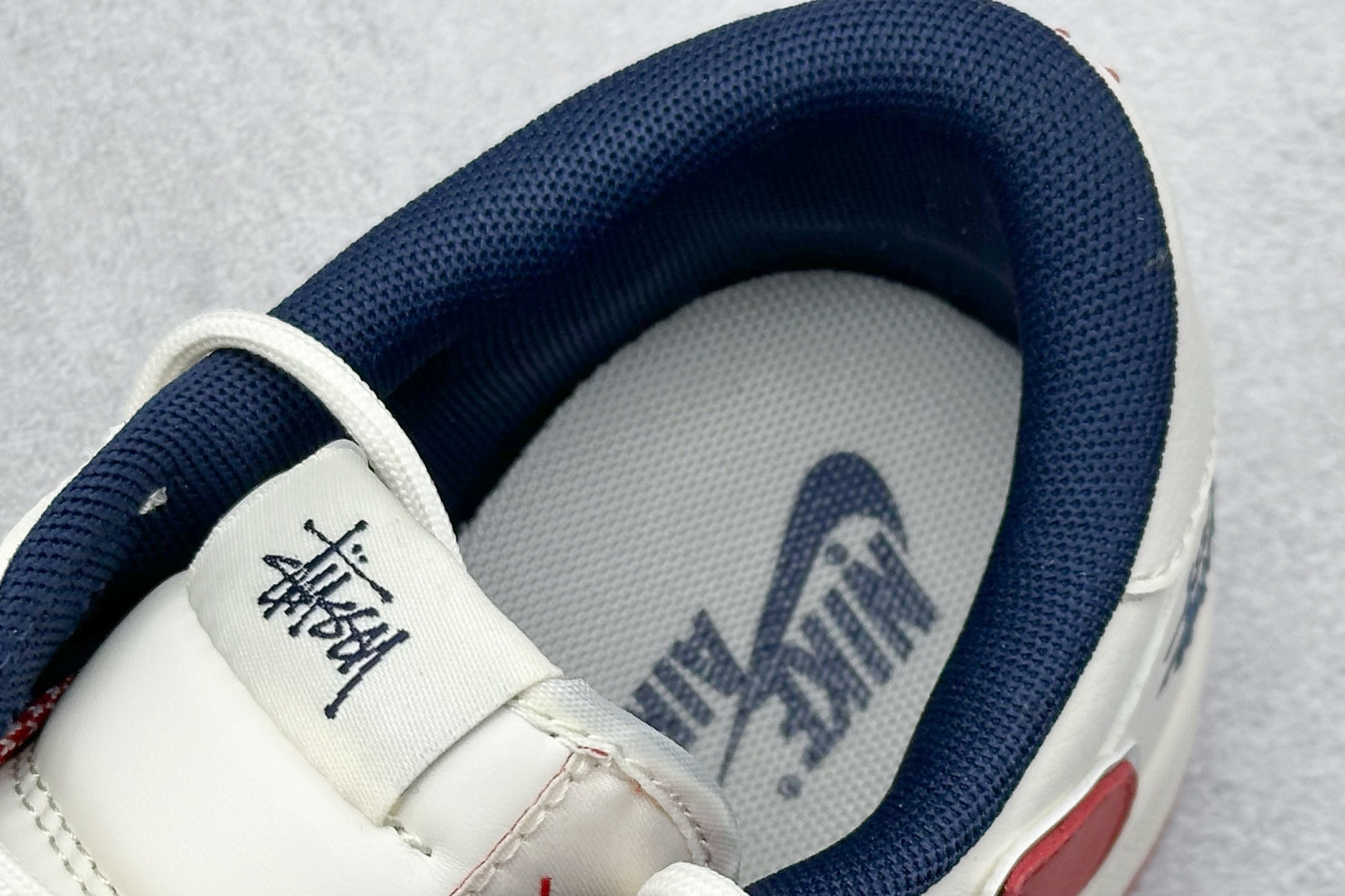 图片[8]-Travis Scott x Nike Air Jordan 1 Low x Stussy Air Jordan 1 Low 反转米蓝红小钩绑带倒钩 纯原版本 全鞋采用原装头层皮，用料扎实 精雕细琢 鞋型极致还原 飞翼3D打印改良 深度立体 四线中底拉帮皮料选材 钢印 背胶一应俱全 全新批次 原装原模大底全鞋原厂定制皮料，手感细腻正确折边工艺 完美细节诠释 货号：SJ0086 138 尺码：36 36.5 37.5 38 38.5 39 40 40.5 41 42 42.5 43 44 44.5 45-选品中心