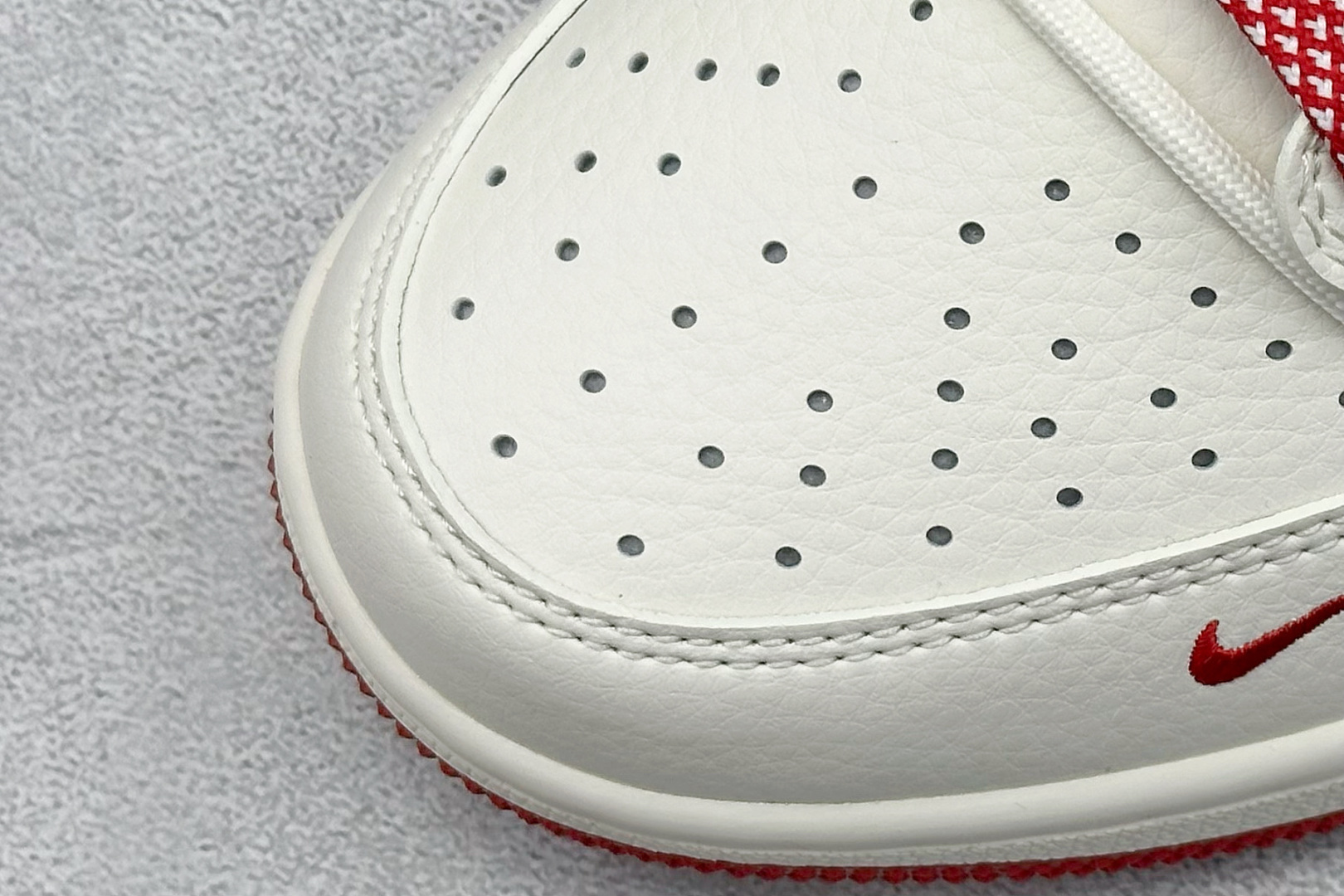 图片[7]-Travis Scott x Nike Air Jordan 1 Low x Stussy Air Jordan 1 Low 反转米蓝红小钩绑带倒钩 纯原版本 全鞋采用原装头层皮，用料扎实 精雕细琢 鞋型极致还原 飞翼3D打印改良 深度立体 四线中底拉帮皮料选材 钢印 背胶一应俱全 全新批次 原装原模大底全鞋原厂定制皮料，手感细腻正确折边工艺 完美细节诠释 货号：SJ0086 138 尺码：36 36.5 37.5 38 38.5 39 40 40.5 41 42 42.5 43 44 44.5 45-选品中心