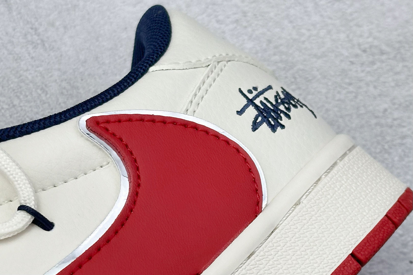 图片[9]-Travis Scott x Nike Air Jordan 1 Low x Stussy Air Jordan 1 Low 反转米蓝红小钩绑带倒钩 纯原版本 全鞋采用原装头层皮，用料扎实 精雕细琢 鞋型极致还原 飞翼3D打印改良 深度立体 四线中底拉帮皮料选材 钢印 背胶一应俱全 全新批次 原装原模大底全鞋原厂定制皮料，手感细腻正确折边工艺 完美细节诠释 货号：SJ0086 138 尺码：36 36.5 37.5 38 38.5 39 40 40.5 41 42 42.5 43 44 44.5 45-选品中心