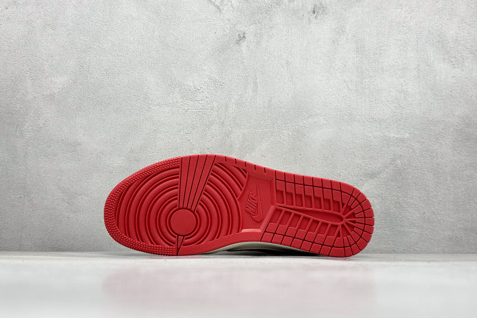 图片[4]-Travis Scott x Nike Air Jordan 1 Low x Stussy Air Jordan 1 Low 反转米蓝红小钩绑带倒钩 纯原版本 全鞋采用原装头层皮，用料扎实 精雕细琢 鞋型极致还原 飞翼3D打印改良 深度立体 四线中底拉帮皮料选材 钢印 背胶一应俱全 全新批次 原装原模大底全鞋原厂定制皮料，手感细腻正确折边工艺 完美细节诠释 货号：SJ0086 138 尺码：36 36.5 37.5 38 38.5 39 40 40.5 41 42 42.5 43 44 44.5 45-选品中心