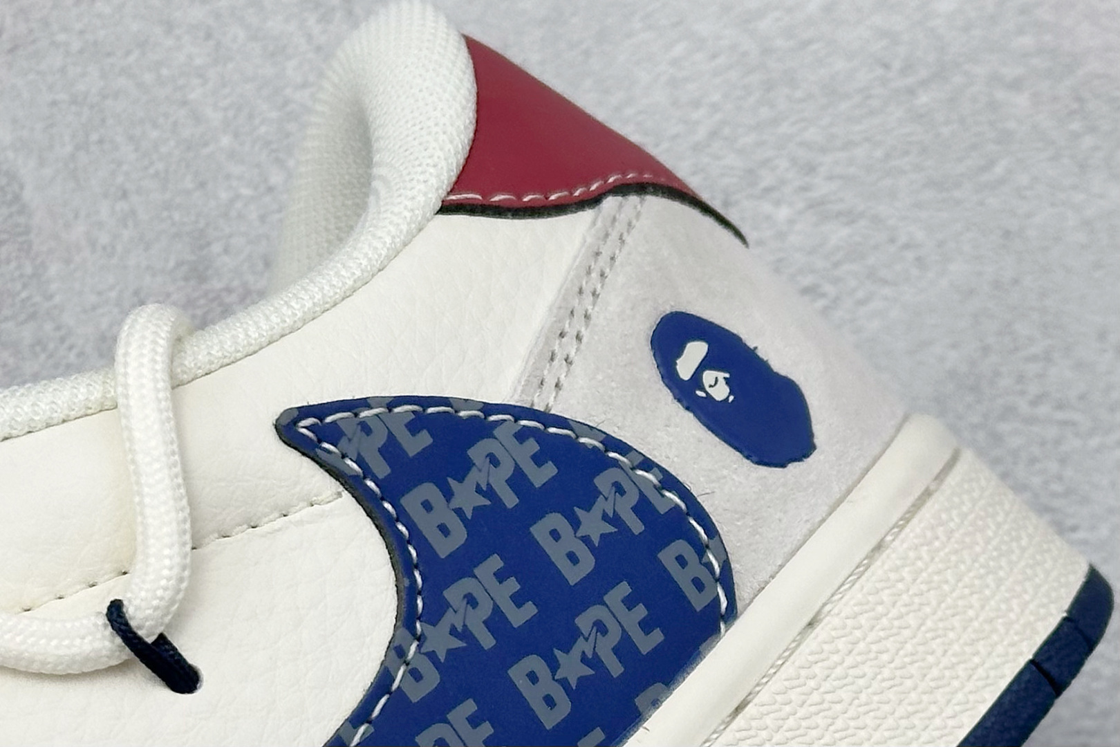 图片[9]-Travis Scott x Fragment Design x Air Jordan 1 Low OG SP AJ1 乔1 Bape联名-蓝勾抽绳 低帮文化休闲板鞋  #多方联名合作融合了Travis Scott 独特的音乐风格，藤原浩个性的设计风格以及Jordan品牌的经典元素 使其成为一双具有独特身份和价值的鞋子 清新而立体的外观加上联名标识更突出了其独特身份 这种配色方案显示出活力和时尚感 在视觉上引人注目 鞋身的质感和细腻的细节处理使其显得高端而格调十足 这款“倒钩”联名是设计与创意完美结合 融合多方的个性风格是一款备受瞩目的潮流鞋款 低帮休闲板鞋 定制鞋盒 大厂纯原品质出货 超高清洁度 皮料切割干净无任何毛边 细节完美 货号：SJ0086-133  尺码：36 36.5 37.5 38 38.5 39 40 40.5 41 42 42.5 43 44 44.5 45-选品中心