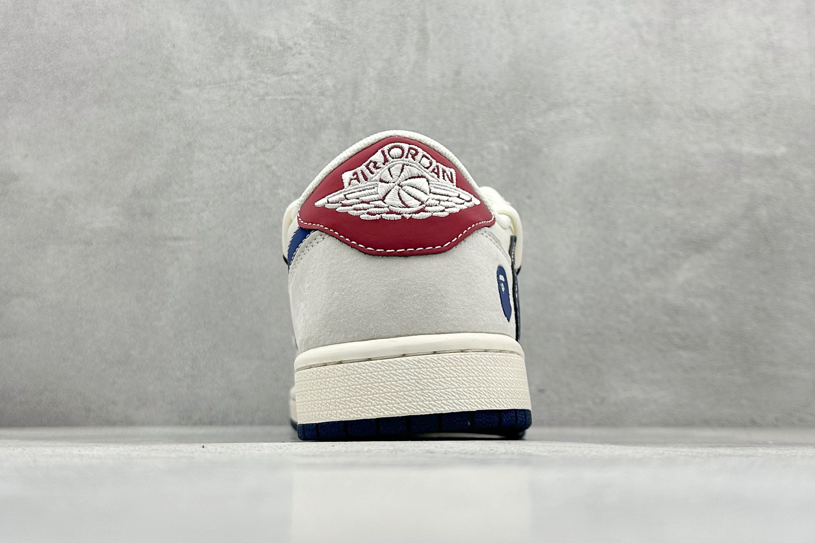 图片[6]-Travis Scott x Fragment Design x Air Jordan 1 Low OG SP AJ1 乔1 Bape联名-蓝勾抽绳 低帮文化休闲板鞋  #多方联名合作融合了Travis Scott 独特的音乐风格，藤原浩个性的设计风格以及Jordan品牌的经典元素 使其成为一双具有独特身份和价值的鞋子 清新而立体的外观加上联名标识更突出了其独特身份 这种配色方案显示出活力和时尚感 在视觉上引人注目 鞋身的质感和细腻的细节处理使其显得高端而格调十足 这款“倒钩”联名是设计与创意完美结合 融合多方的个性风格是一款备受瞩目的潮流鞋款 低帮休闲板鞋 定制鞋盒 大厂纯原品质出货 超高清洁度 皮料切割干净无任何毛边 细节完美 货号：SJ0086-133  尺码：36 36.5 37.5 38 38.5 39 40 40.5 41 42 42.5 43 44 44.5 45-选品中心