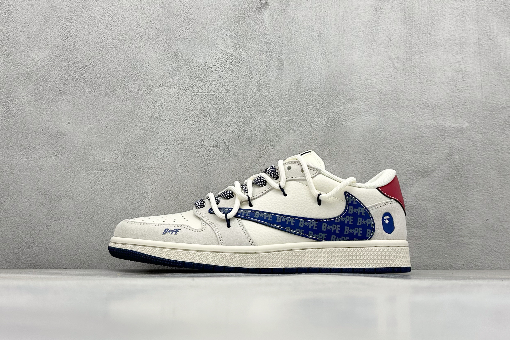 Travis Scott x Fragment Design x Air Jordan 1 Low OG SP AJ1 乔1 Bape联名-蓝勾抽绳 低帮文化休闲板鞋  #多方联名合作融合了Travis Scott 独特的音乐风格，藤原浩个性的设计风格以及Jordan品牌的经典元素 使其成为一双具有独特身份和价值的鞋子 清新而立体的外观加上联名标识更突出了其独特身份 这种配色方案显示出活力和时尚感 在视觉上引人注目 鞋身的质感和细腻的细节处理使其显得高端而格调十足 这款“倒钩”联名是设计与创意完美结合 融合多方的个性风格是一款备受瞩目的潮流鞋款 低帮休闲板鞋 定制鞋盒 大厂纯原品质出货 超高清洁度 皮料切割干净无任何毛边 细节完美 货号：SJ0086-133  尺码：36 36.5 37.5 38 38.5 39 40 40.5 41 42 42.5 43 44 44.5 45-选品中心