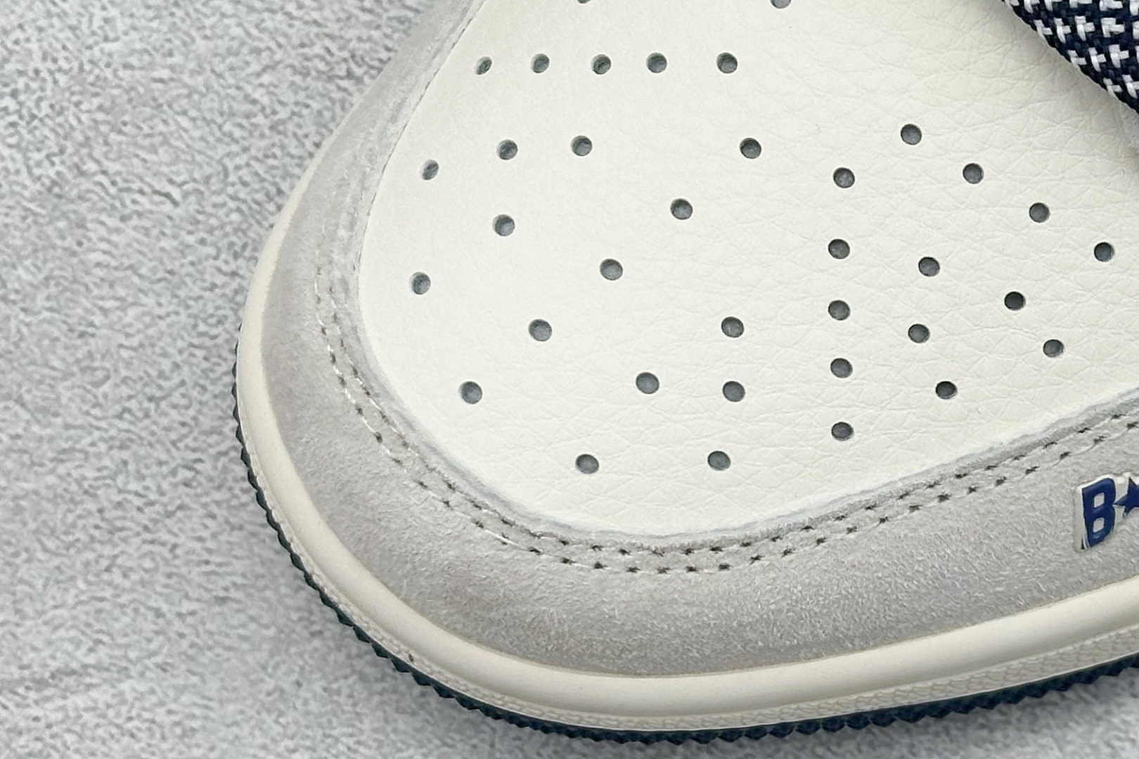 图片[7]-Travis Scott x Fragment Design x Air Jordan 1 Low OG SP AJ1 乔1 Bape联名-蓝勾抽绳 低帮文化休闲板鞋  #多方联名合作融合了Travis Scott 独特的音乐风格，藤原浩个性的设计风格以及Jordan品牌的经典元素 使其成为一双具有独特身份和价值的鞋子 清新而立体的外观加上联名标识更突出了其独特身份 这种配色方案显示出活力和时尚感 在视觉上引人注目 鞋身的质感和细腻的细节处理使其显得高端而格调十足 这款“倒钩”联名是设计与创意完美结合 融合多方的个性风格是一款备受瞩目的潮流鞋款 低帮休闲板鞋 定制鞋盒 大厂纯原品质出货 超高清洁度 皮料切割干净无任何毛边 细节完美 货号：SJ0086-133  尺码：36 36.5 37.5 38 38.5 39 40 40.5 41 42 42.5 43 44 44.5 45-选品中心