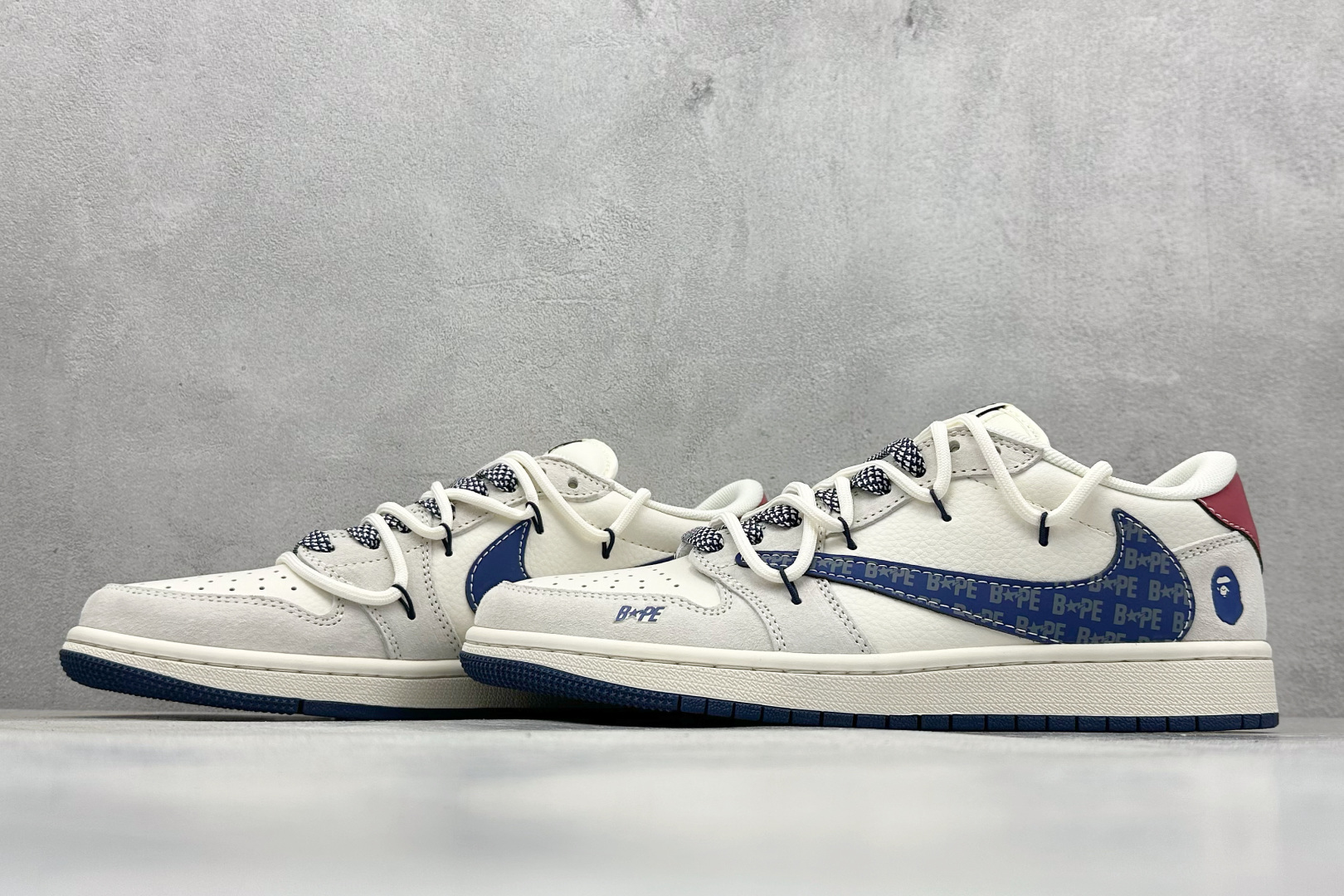 图片[5]-Travis Scott x Fragment Design x Air Jordan 1 Low OG SP AJ1 乔1 Bape联名-蓝勾抽绳 低帮文化休闲板鞋  #多方联名合作融合了Travis Scott 独特的音乐风格，藤原浩个性的设计风格以及Jordan品牌的经典元素 使其成为一双具有独特身份和价值的鞋子 清新而立体的外观加上联名标识更突出了其独特身份 这种配色方案显示出活力和时尚感 在视觉上引人注目 鞋身的质感和细腻的细节处理使其显得高端而格调十足 这款“倒钩”联名是设计与创意完美结合 融合多方的个性风格是一款备受瞩目的潮流鞋款 低帮休闲板鞋 定制鞋盒 大厂纯原品质出货 超高清洁度 皮料切割干净无任何毛边 细节完美 货号：SJ0086-133  尺码：36 36.5 37.5 38 38.5 39 40 40.5 41 42 42.5 43 44 44.5 45-选品中心