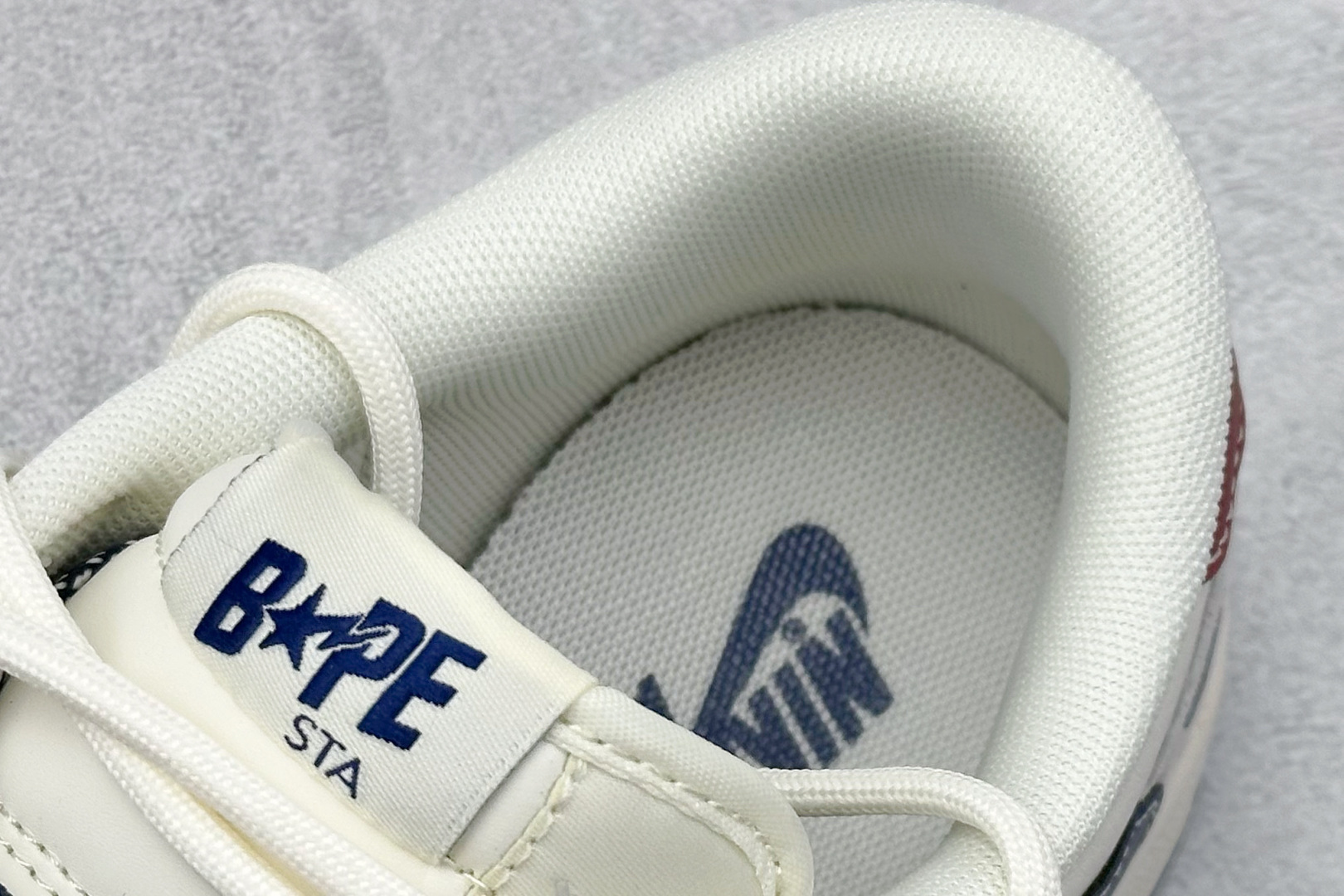 图片[8]-Travis Scott x Fragment Design x Air Jordan 1 Low OG SP AJ1 乔1 Bape联名-蓝勾抽绳 低帮文化休闲板鞋  #多方联名合作融合了Travis Scott 独特的音乐风格，藤原浩个性的设计风格以及Jordan品牌的经典元素 使其成为一双具有独特身份和价值的鞋子 清新而立体的外观加上联名标识更突出了其独特身份 这种配色方案显示出活力和时尚感 在视觉上引人注目 鞋身的质感和细腻的细节处理使其显得高端而格调十足 这款“倒钩”联名是设计与创意完美结合 融合多方的个性风格是一款备受瞩目的潮流鞋款 低帮休闲板鞋 定制鞋盒 大厂纯原品质出货 超高清洁度 皮料切割干净无任何毛边 细节完美 货号：SJ0086-133  尺码：36 36.5 37.5 38 38.5 39 40 40.5 41 42 42.5 43 44 44.5 45-选品中心