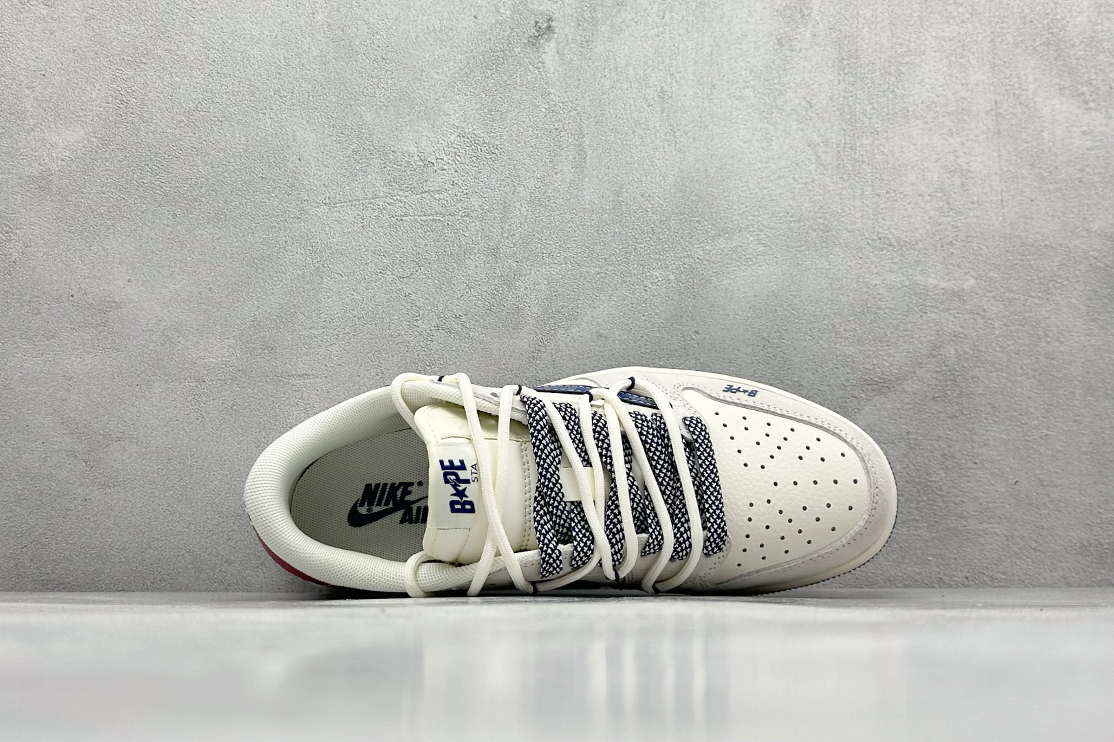 图片[3]-Travis Scott x Fragment Design x Air Jordan 1 Low OG SP AJ1 乔1 Bape联名-蓝勾抽绳 低帮文化休闲板鞋  #多方联名合作融合了Travis Scott 独特的音乐风格，藤原浩个性的设计风格以及Jordan品牌的经典元素 使其成为一双具有独特身份和价值的鞋子 清新而立体的外观加上联名标识更突出了其独特身份 这种配色方案显示出活力和时尚感 在视觉上引人注目 鞋身的质感和细腻的细节处理使其显得高端而格调十足 这款“倒钩”联名是设计与创意完美结合 融合多方的个性风格是一款备受瞩目的潮流鞋款 低帮休闲板鞋 定制鞋盒 大厂纯原品质出货 超高清洁度 皮料切割干净无任何毛边 细节完美 货号：SJ0086-133  尺码：36 36.5 37.5 38 38.5 39 40 40.5 41 42 42.5 43 44 44.5 45-选品中心