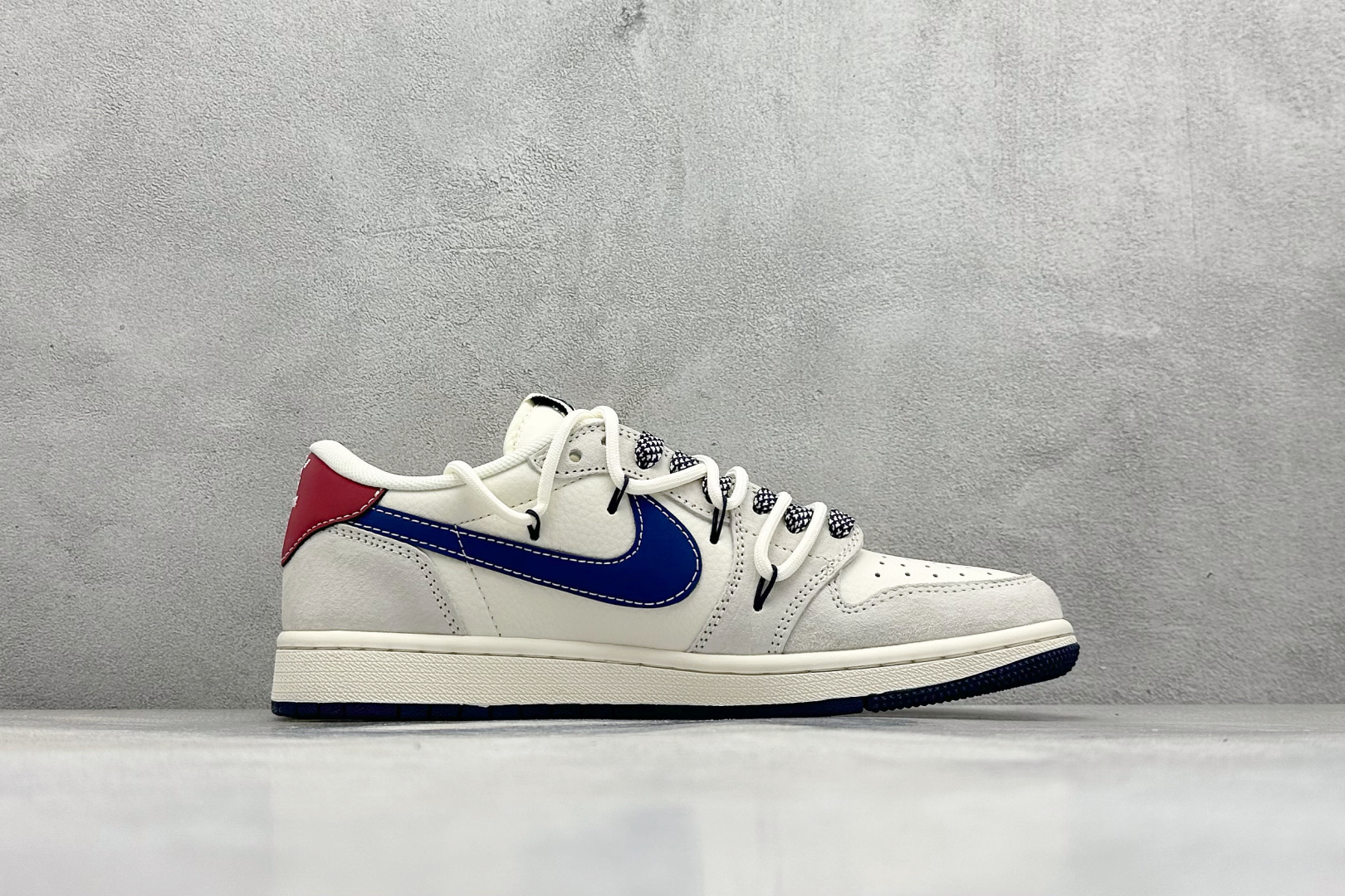 图片[2]-Travis Scott x Fragment Design x Air Jordan 1 Low OG SP AJ1 乔1 Bape联名-蓝勾抽绳 低帮文化休闲板鞋  #多方联名合作融合了Travis Scott 独特的音乐风格，藤原浩个性的设计风格以及Jordan品牌的经典元素 使其成为一双具有独特身份和价值的鞋子 清新而立体的外观加上联名标识更突出了其独特身份 这种配色方案显示出活力和时尚感 在视觉上引人注目 鞋身的质感和细腻的细节处理使其显得高端而格调十足 这款“倒钩”联名是设计与创意完美结合 融合多方的个性风格是一款备受瞩目的潮流鞋款 低帮休闲板鞋 定制鞋盒 大厂纯原品质出货 超高清洁度 皮料切割干净无任何毛边 细节完美 货号：SJ0086-133  尺码：36 36.5 37.5 38 38.5 39 40 40.5 41 42 42.5 43 44 44.5 45-选品中心