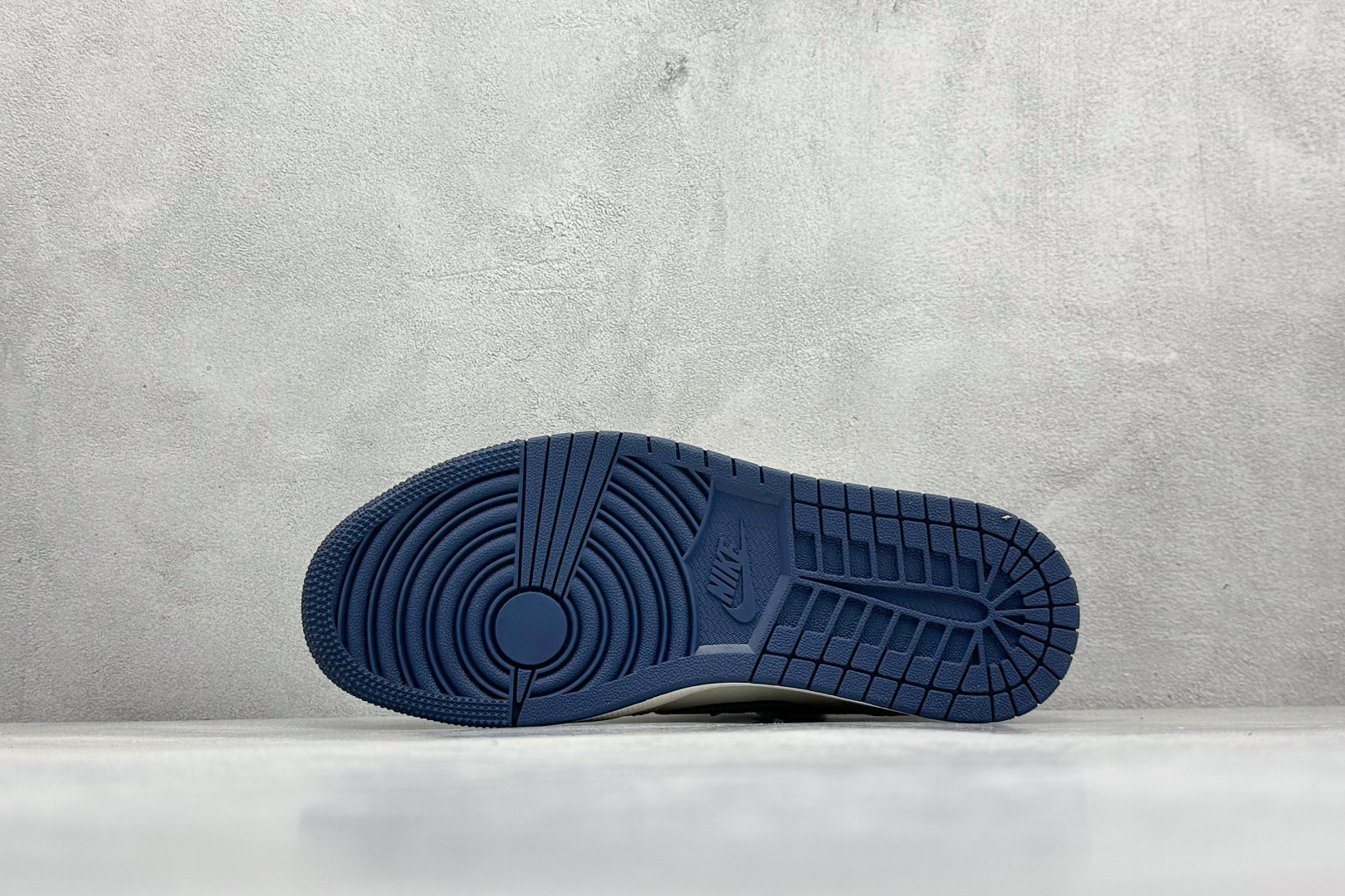 图片[4]-Travis Scott x Fragment Design x Air Jordan 1 Low OG SP AJ1 乔1 Bape联名-蓝勾抽绳 低帮文化休闲板鞋  #多方联名合作融合了Travis Scott 独特的音乐风格，藤原浩个性的设计风格以及Jordan品牌的经典元素 使其成为一双具有独特身份和价值的鞋子 清新而立体的外观加上联名标识更突出了其独特身份 这种配色方案显示出活力和时尚感 在视觉上引人注目 鞋身的质感和细腻的细节处理使其显得高端而格调十足 这款“倒钩”联名是设计与创意完美结合 融合多方的个性风格是一款备受瞩目的潮流鞋款 低帮休闲板鞋 定制鞋盒 大厂纯原品质出货 超高清洁度 皮料切割干净无任何毛边 细节完美 货号：SJ0086-133  尺码：36 36.5 37.5 38 38.5 39 40 40.5 41 42 42.5 43 44 44.5 45-选品中心