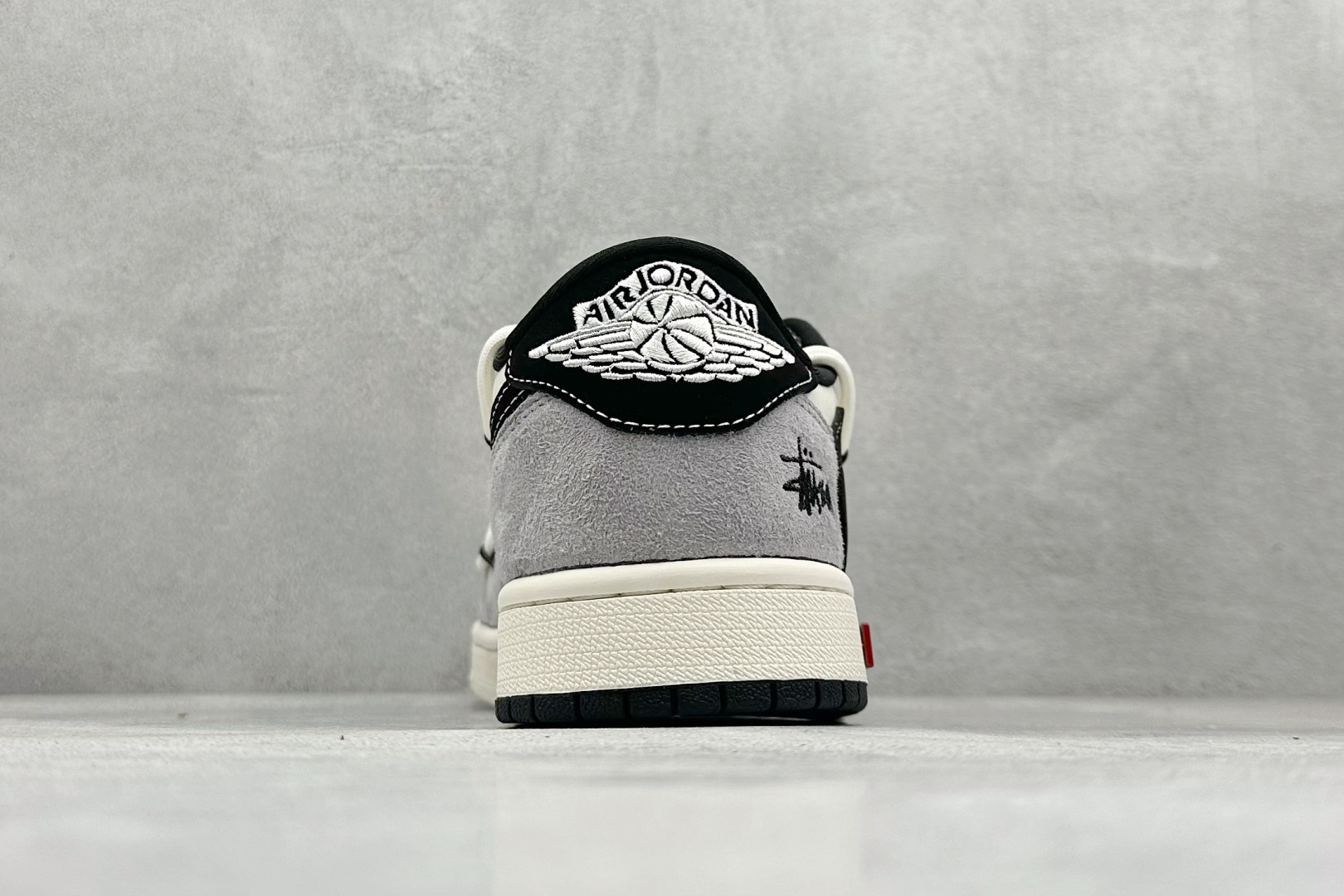 图片[6]-Travis Scott x Nike Air Jordan 1 Low x Stussy x Supreme Air Jordan 1 Low 反转米灰黑小钩绑带满天星倒钩 纯原版本 全鞋采用原装头层皮，用料扎实 精雕细琢 鞋型极致还原 飞翼3D打印改良 深度立体 四线中底拉帮皮料选材 钢印 背胶一应俱全 全新批次 原装原模大底全鞋原厂定制皮料，手感细腻正确折边工艺 完美细节诠释 货号：SJ0086 139 尺码：36 36.5 37.5 38 38.5 39 40 40.5 41 42 42.5 43 44 44.5 45-选品中心