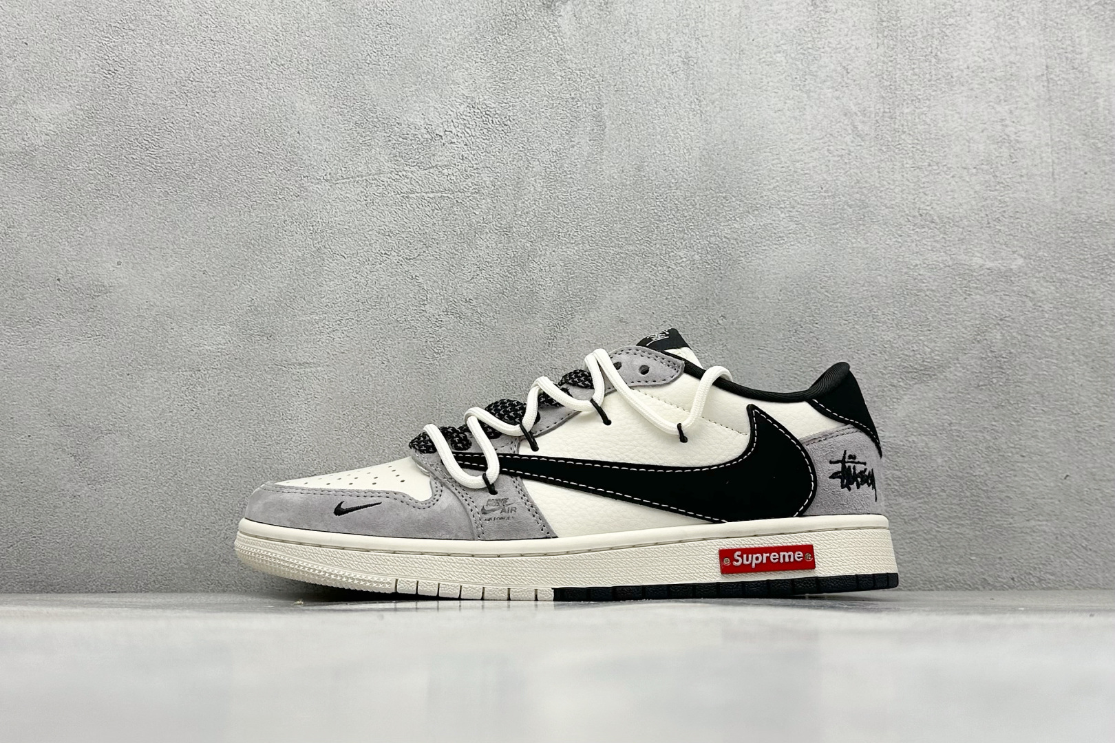 Travis Scott x Nike Air Jordan 1 Low x Stussy x Supreme Air Jordan 1 Low 反转米灰黑小钩绑带满天星倒钩 纯原版本 全鞋采用原装头层皮，用料扎实 精雕细琢 鞋型极致还原 飞翼3D打印改良 深度立体 四线中底拉帮皮料选材 钢印 背胶一应俱全 全新批次 原装原模大底全鞋原厂定制皮料，手感细腻正确折边工艺 完美细节诠释 货号：SJ0086 139 尺码：36 36.5 37.5 38 38.5 39 40 40.5 41 42 42.5 43 44 44.5 45-选品中心