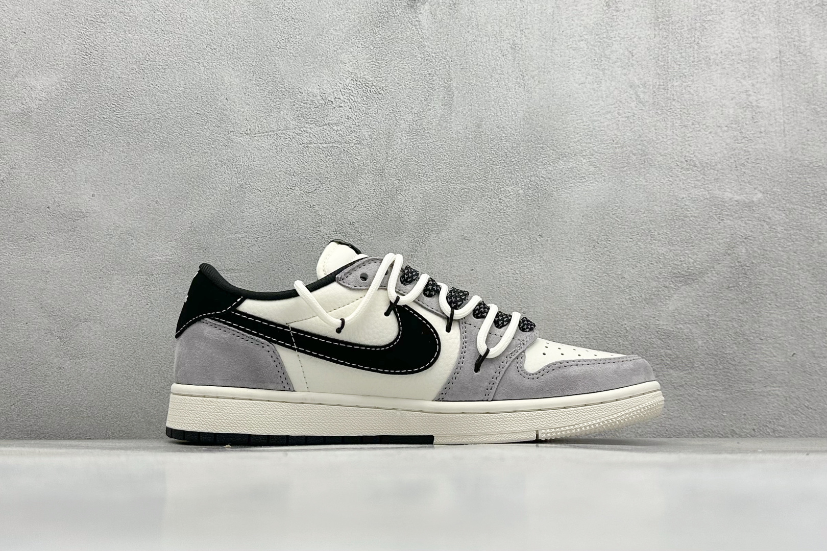 图片[2]-Travis Scott x Nike Air Jordan 1 Low x Stussy x Supreme Air Jordan 1 Low 反转米灰黑小钩绑带满天星倒钩 纯原版本 全鞋采用原装头层皮，用料扎实 精雕细琢 鞋型极致还原 飞翼3D打印改良 深度立体 四线中底拉帮皮料选材 钢印 背胶一应俱全 全新批次 原装原模大底全鞋原厂定制皮料，手感细腻正确折边工艺 完美细节诠释 货号：SJ0086 139 尺码：36 36.5 37.5 38 38.5 39 40 40.5 41 42 42.5 43 44 44.5 45-选品中心