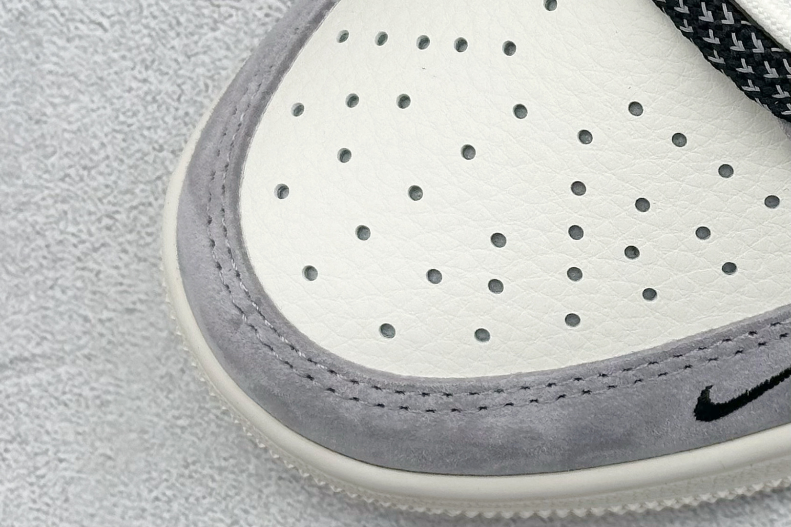 图片[7]-Travis Scott x Nike Air Jordan 1 Low x Stussy x Supreme Air Jordan 1 Low 反转米灰黑小钩绑带满天星倒钩 纯原版本 全鞋采用原装头层皮，用料扎实 精雕细琢 鞋型极致还原 飞翼3D打印改良 深度立体 四线中底拉帮皮料选材 钢印 背胶一应俱全 全新批次 原装原模大底全鞋原厂定制皮料，手感细腻正确折边工艺 完美细节诠释 货号：SJ0086 139 尺码：36 36.5 37.5 38 38.5 39 40 40.5 41 42 42.5 43 44 44.5 45-选品中心