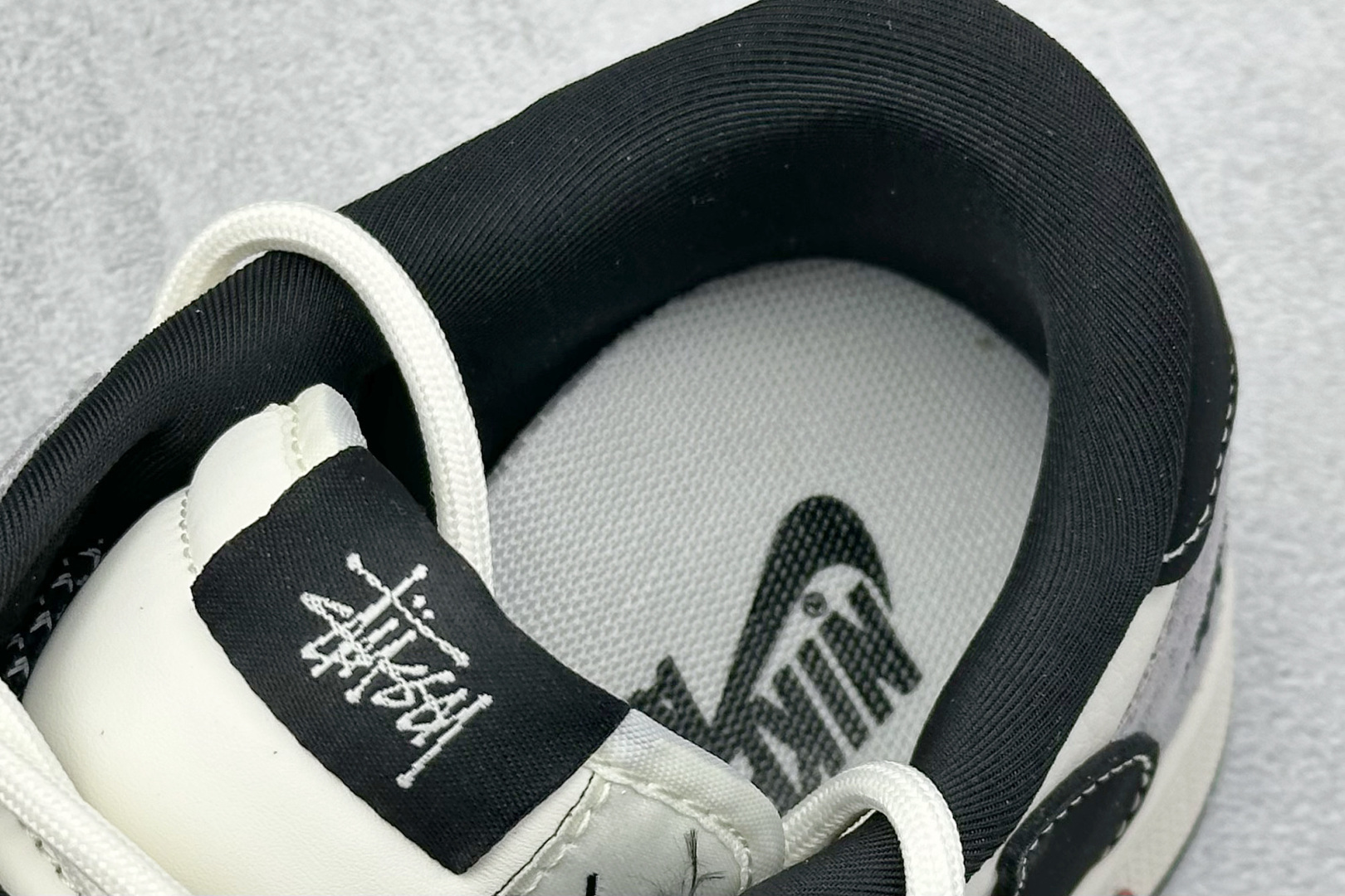 图片[8]-Travis Scott x Nike Air Jordan 1 Low x Stussy x Supreme Air Jordan 1 Low 反转米灰黑小钩绑带满天星倒钩 纯原版本 全鞋采用原装头层皮，用料扎实 精雕细琢 鞋型极致还原 飞翼3D打印改良 深度立体 四线中底拉帮皮料选材 钢印 背胶一应俱全 全新批次 原装原模大底全鞋原厂定制皮料，手感细腻正确折边工艺 完美细节诠释 货号：SJ0086 139 尺码：36 36.5 37.5 38 38.5 39 40 40.5 41 42 42.5 43 44 44.5 45-选品中心