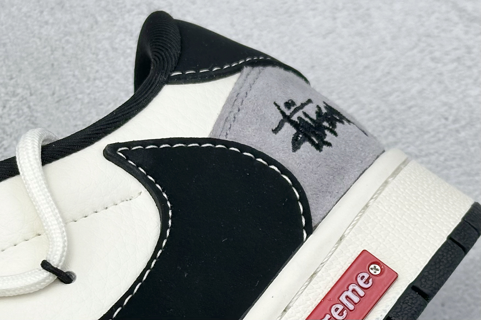 图片[9]-Travis Scott x Nike Air Jordan 1 Low x Stussy x Supreme Air Jordan 1 Low 反转米灰黑小钩绑带满天星倒钩 纯原版本 全鞋采用原装头层皮，用料扎实 精雕细琢 鞋型极致还原 飞翼3D打印改良 深度立体 四线中底拉帮皮料选材 钢印 背胶一应俱全 全新批次 原装原模大底全鞋原厂定制皮料，手感细腻正确折边工艺 完美细节诠释 货号：SJ0086 139 尺码：36 36.5 37.5 38 38.5 39 40 40.5 41 42 42.5 43 44 44.5 45-选品中心