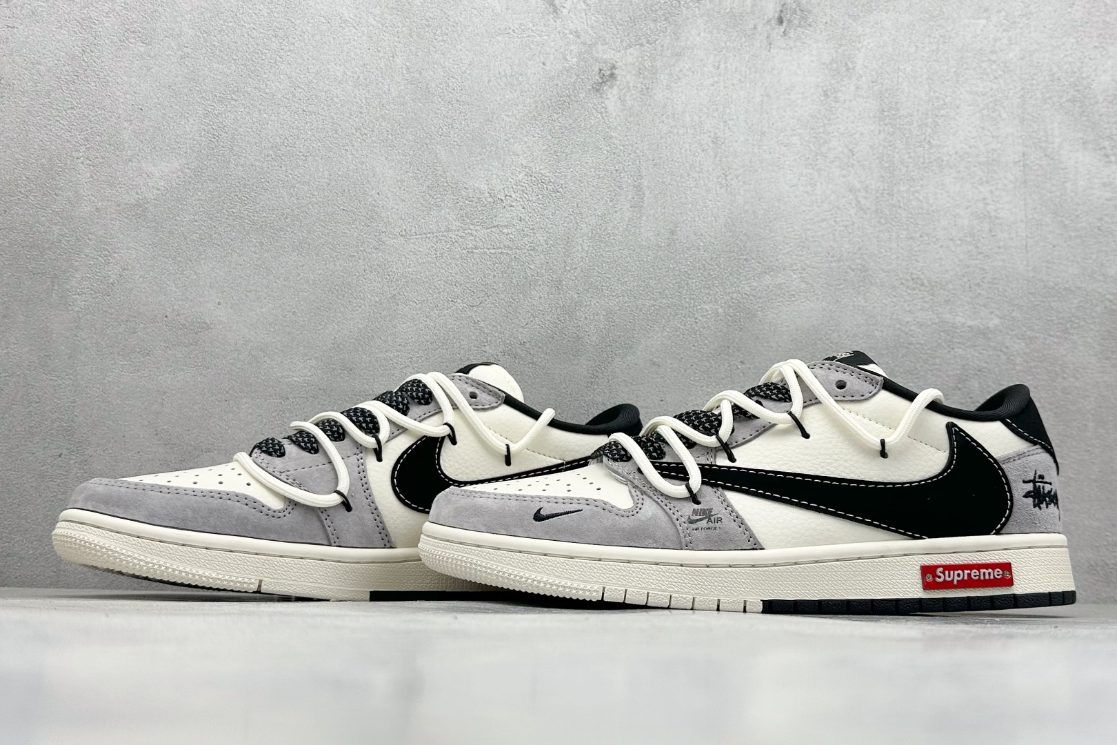 图片[5]-Travis Scott x Nike Air Jordan 1 Low x Stussy x Supreme Air Jordan 1 Low 反转米灰黑小钩绑带满天星倒钩 纯原版本 全鞋采用原装头层皮，用料扎实 精雕细琢 鞋型极致还原 飞翼3D打印改良 深度立体 四线中底拉帮皮料选材 钢印 背胶一应俱全 全新批次 原装原模大底全鞋原厂定制皮料，手感细腻正确折边工艺 完美细节诠释 货号：SJ0086 139 尺码：36 36.5 37.5 38 38.5 39 40 40.5 41 42 42.5 43 44 44.5 45-选品中心