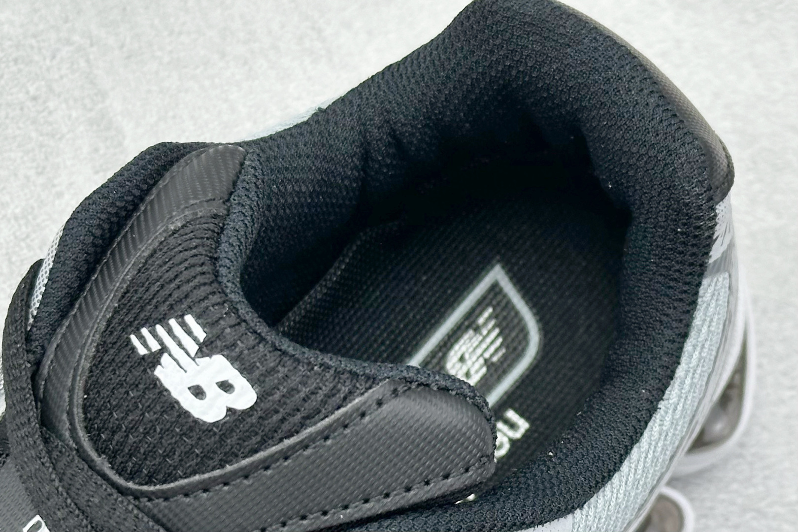 图片[8]-New Balance NB2000系列 复古单品宝藏老爹鞋款 复古元素叠加 质感超级棒 楦版型材料细节做工精细 作为NB最经典的档案鞋型之一 极具视觉冲击力的5根ABZORB单元，以及无缝鞋面的设计，加上3M反光材质的装饰，比之前推出的9060系列更夸张，更具未来感。 货号：U2000CKI 尺码：36 37 37.5 38 38.5 39.5 40 40.5 41 42 42.5 43 44 44.5 45 46-选品中心