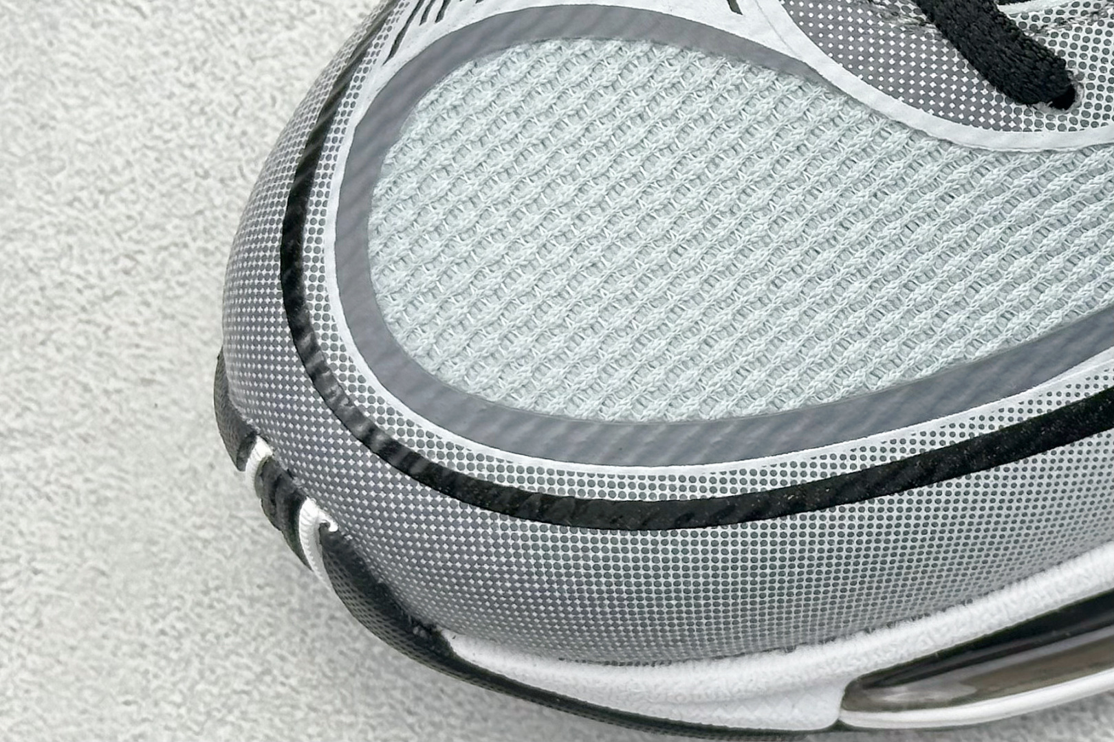 图片[7]-New Balance NB2000系列 复古单品宝藏老爹鞋款 复古元素叠加 质感超级棒 楦版型材料细节做工精细 作为NB最经典的档案鞋型之一 极具视觉冲击力的5根ABZORB单元，以及无缝鞋面的设计，加上3M反光材质的装饰，比之前推出的9060系列更夸张，更具未来感。 货号：U2000CKI 尺码：36 37 37.5 38 38.5 39.5 40 40.5 41 42 42.5 43 44 44.5 45 46-选品中心