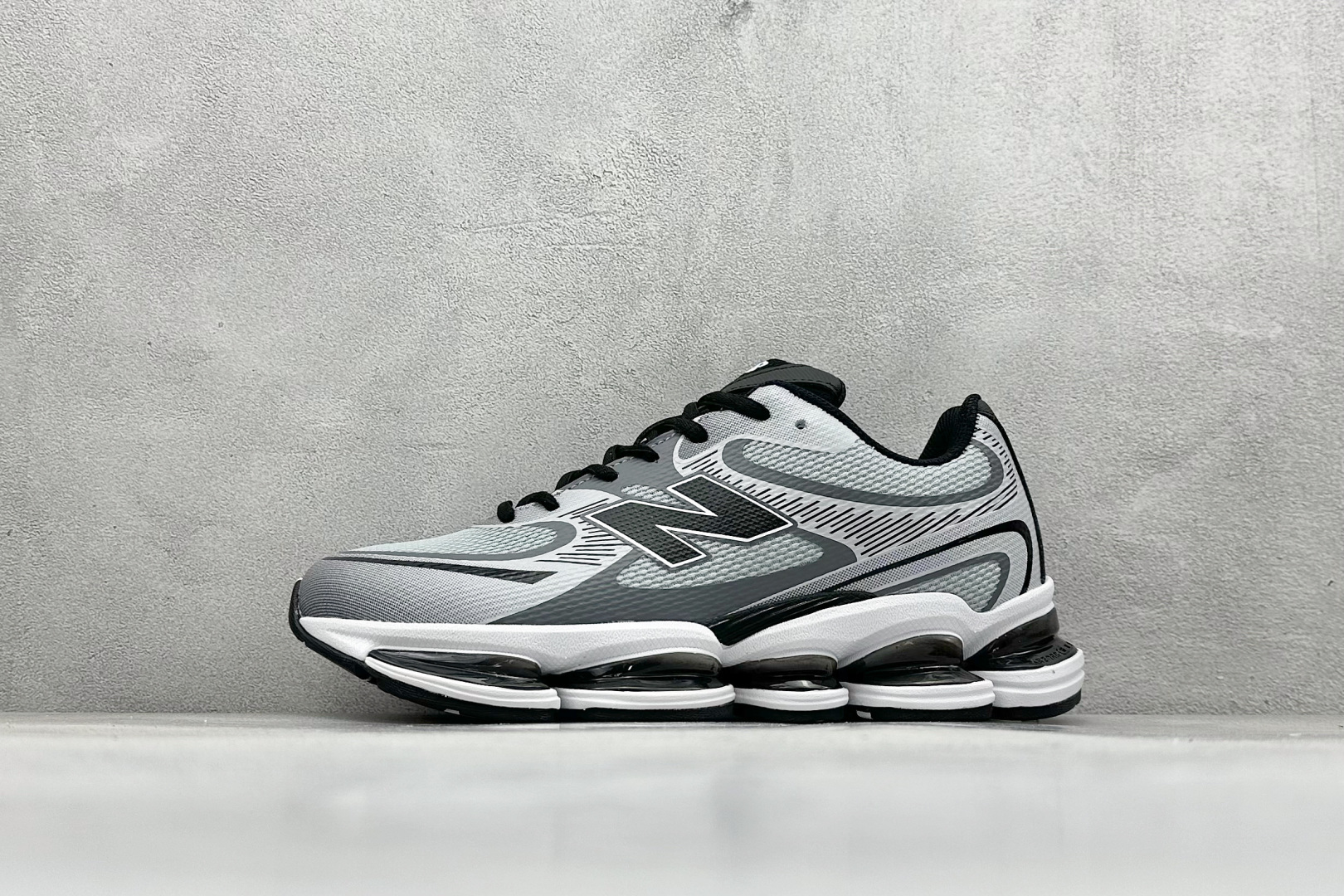 New Balance NB2000系列 复古单品宝藏老爹鞋款 复古元素叠加 质感超级棒 楦版型材料细节做工精细 作为NB最经典的档案鞋型之一 极具视觉冲击力的5根ABZORB单元，以及无缝鞋面的设计，加上3M反光材质的装饰，比之前推出的9060系列更夸张，更具未来感。 货号：U2000CKI 尺码：36 37 37.5 38 38.5 39.5 40 40.5 41 42 42.5 43 44 44.5 45 46-选品中心