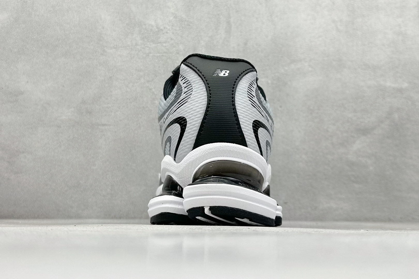 图片[6]-New Balance NB2000系列 复古单品宝藏老爹鞋款 复古元素叠加 质感超级棒 楦版型材料细节做工精细 作为NB最经典的档案鞋型之一 极具视觉冲击力的5根ABZORB单元，以及无缝鞋面的设计，加上3M反光材质的装饰，比之前推出的9060系列更夸张，更具未来感。 货号：U2000CKI 尺码：36 37 37.5 38 38.5 39.5 40 40.5 41 42 42.5 43 44 44.5 45 46-选品中心