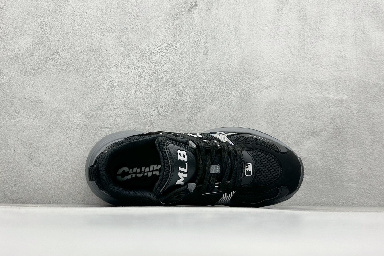 图片[3]-MLB Chunky Dia Monogram 复古老爹鞋 后跟加厚 呵护脚后跟 立体保护软绵鞋口 轻松穿脱不磨脚 鞋头安全防撞包裹鞋头 符合人体结构 精心设计 行走柔软触感 鞋底耐磨性强 稳定性高 抓地更牢 不易打滑 进口纳米材质 原盒雷射防伪标 尺码：35-41-选品中心