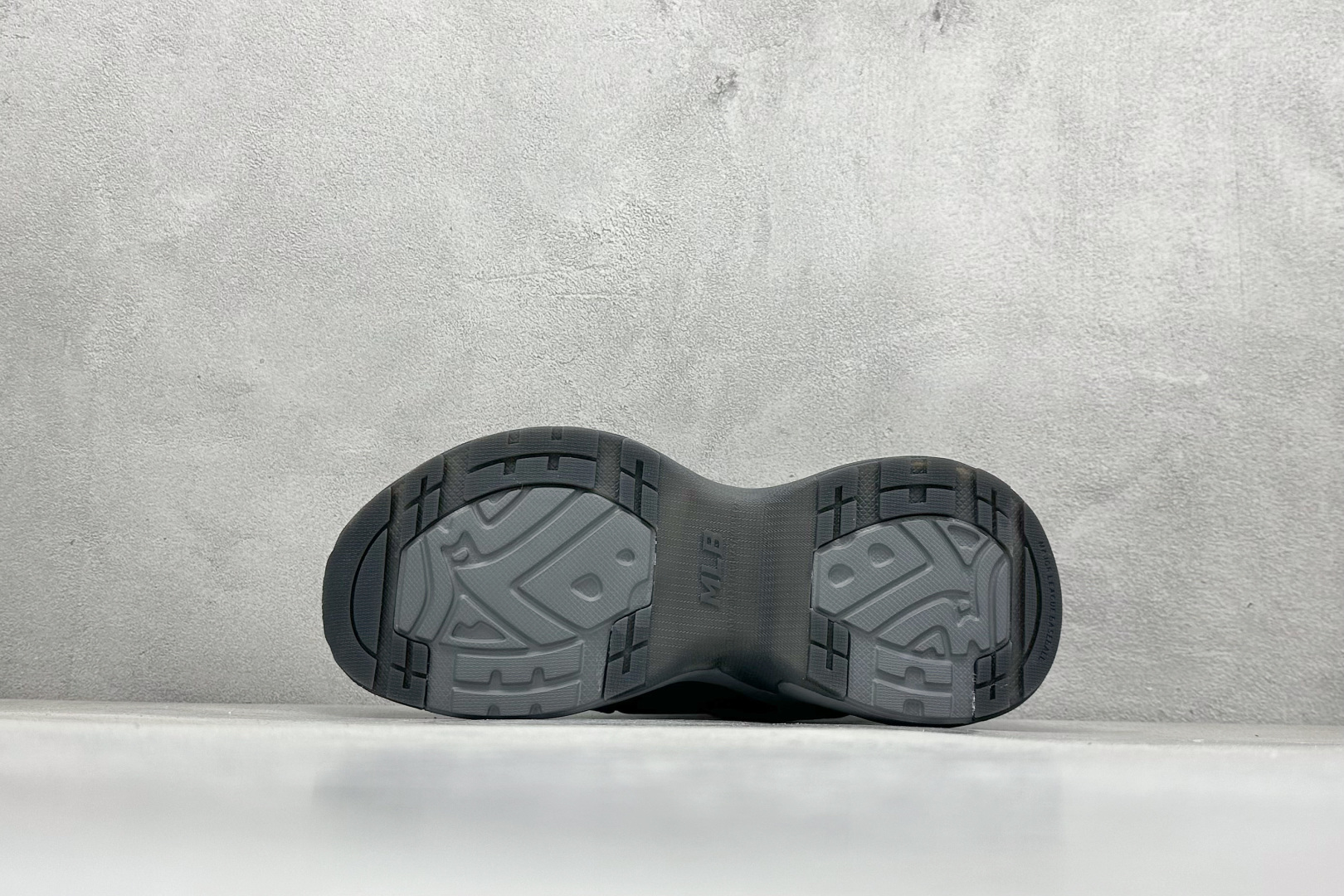 图片[4]-MLB Chunky Dia Monogram 复古老爹鞋 后跟加厚 呵护脚后跟 立体保护软绵鞋口 轻松穿脱不磨脚 鞋头安全防撞包裹鞋头 符合人体结构 精心设计 行走柔软触感 鞋底耐磨性强 稳定性高 抓地更牢 不易打滑 进口纳米材质 原盒雷射防伪标 尺码：35-41-选品中心