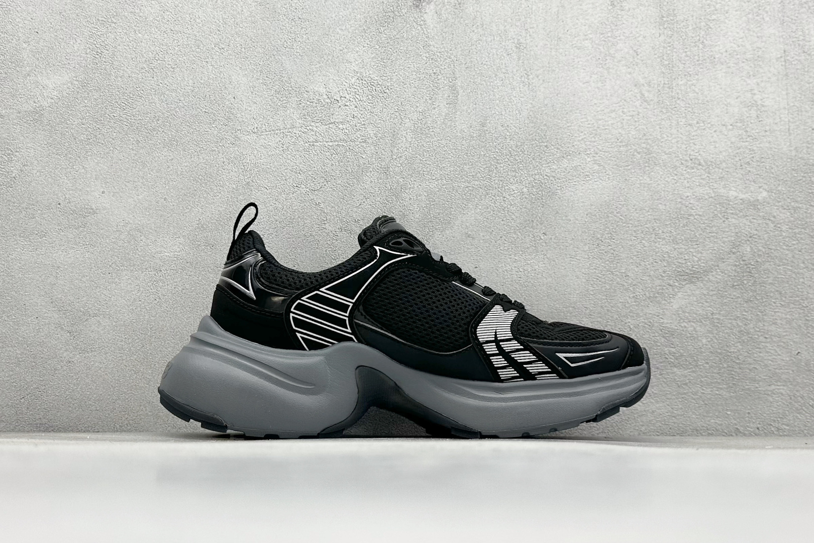 图片[2]-MLB Chunky Dia Monogram 复古老爹鞋 后跟加厚 呵护脚后跟 立体保护软绵鞋口 轻松穿脱不磨脚 鞋头安全防撞包裹鞋头 符合人体结构 精心设计 行走柔软触感 鞋底耐磨性强 稳定性高 抓地更牢 不易打滑 进口纳米材质 原盒雷射防伪标 尺码：35-41-选品中心