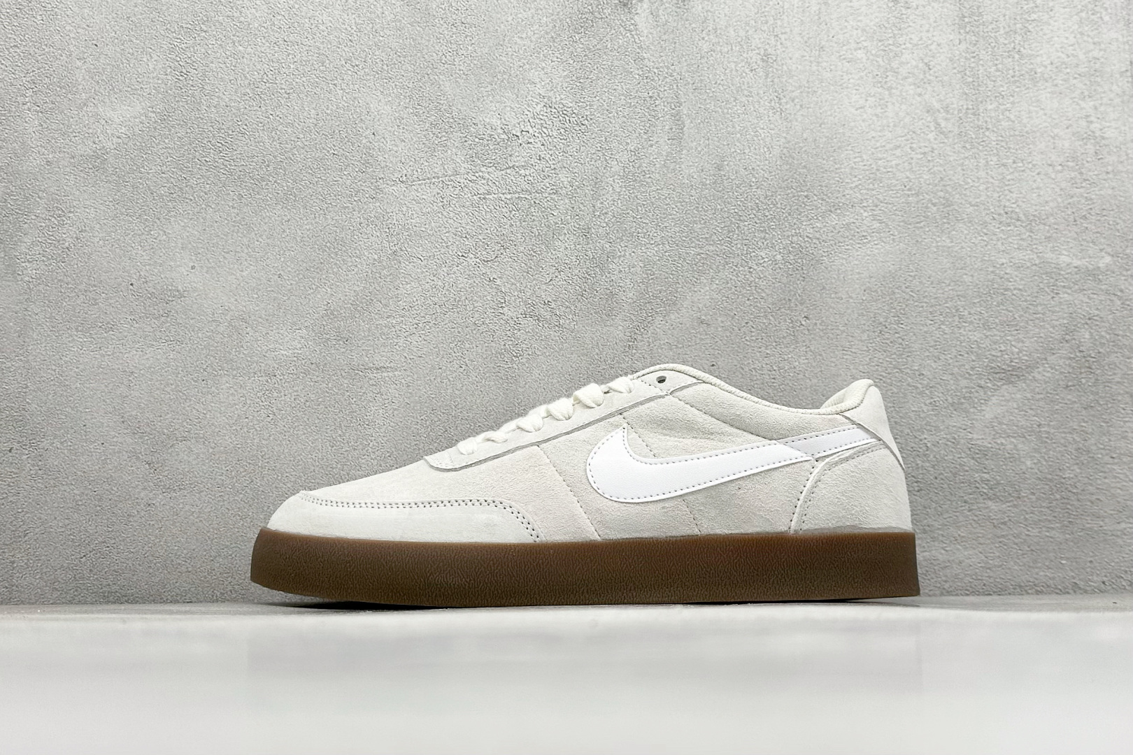 Nike Killshot 2 复古限定 耐克复古舒适防滑轻便低帮板鞋 此次品牌选用Nike旗下经典带款NikeKillshot 鞋款为蓝本，采用帆白色、藏蓝色和生胶色的配色设计。帆布与魔皮材质打造的鞋身，质感十足。 货号：FQ8903-100 尺码：36 36.5 37.5 38 38.5 39 40 40.5 41 42 42.5 43 44 45-选品中心