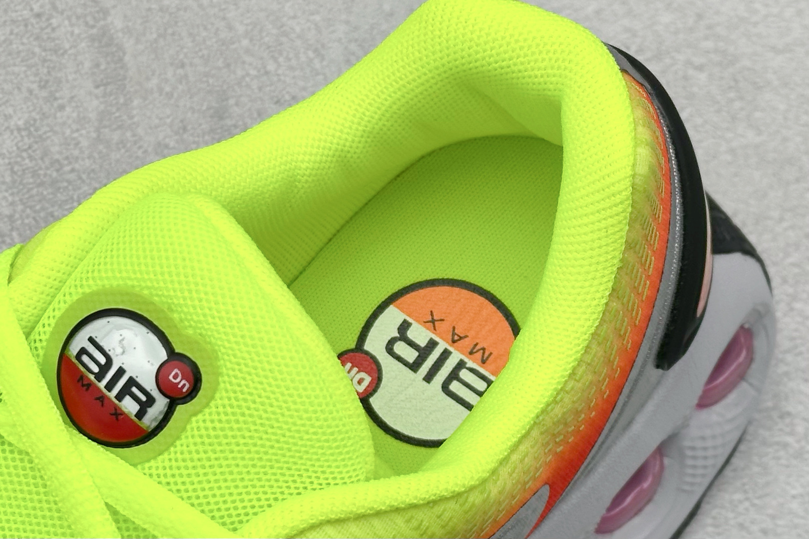 图片[8]-YH版 Nike Air Max Dn 网布 舒适时尚 减震耐磨 低帮 生活休闲鞋 今年 Air Max Day，搭载 “Dynamic Air”技术的 Nike Air Max Dn 首次亮相，四个分区圆形开窗气垫带来极高的辨识度。采用“Dynamic Air”技术加持，不仅具备着充满科技感的外观，更具备着优越的穿着质感。TPU 拱形稳定片为中足提供结构支撑，搭配后跟 TPU 贴片起到支撑跟腱的作用。注入式 Phylon 泡绵包裹 Air 气垫单元，适合街头行走的橡胶大底则包裹足跟部位，提供抓地力和耐穿性。 货号：HF5531-300 尺码：36-45-选品中心