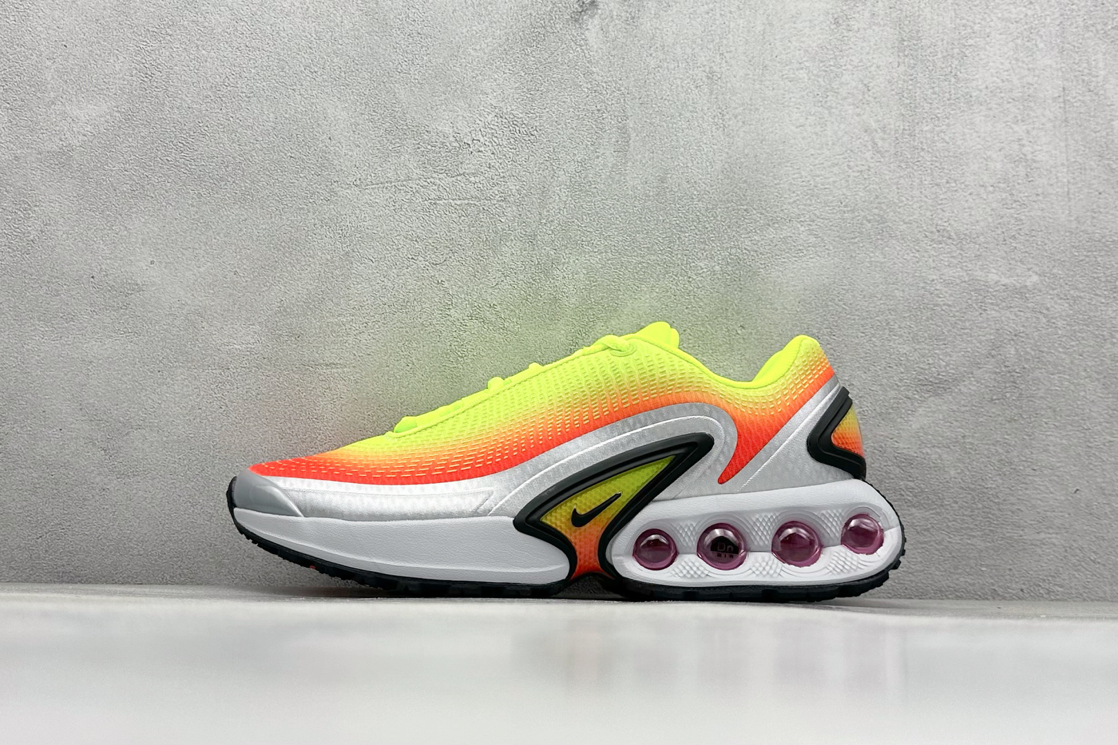 YH版 Nike Air Max Dn 网布 舒适时尚 减震耐磨 低帮 生活休闲鞋 今年 Air Max Day，搭载 “Dynamic Air”技术的 Nike Air Max Dn 首次亮相，四个分区圆形开窗气垫带来极高的辨识度。采用“Dynamic Air”技术加持，不仅具备着充满科技感的外观，更具备着优越的穿着质感。TPU 拱形稳定片为中足提供结构支撑，搭配后跟 TPU 贴片起到支撑跟腱的作用。注入式 Phylon 泡绵包裹 Air 气垫单元，适合街头行走的橡胶大底则包裹足跟部位，提供抓地力和耐穿性。 货号：HF5531-300 尺码：36-45-选品中心